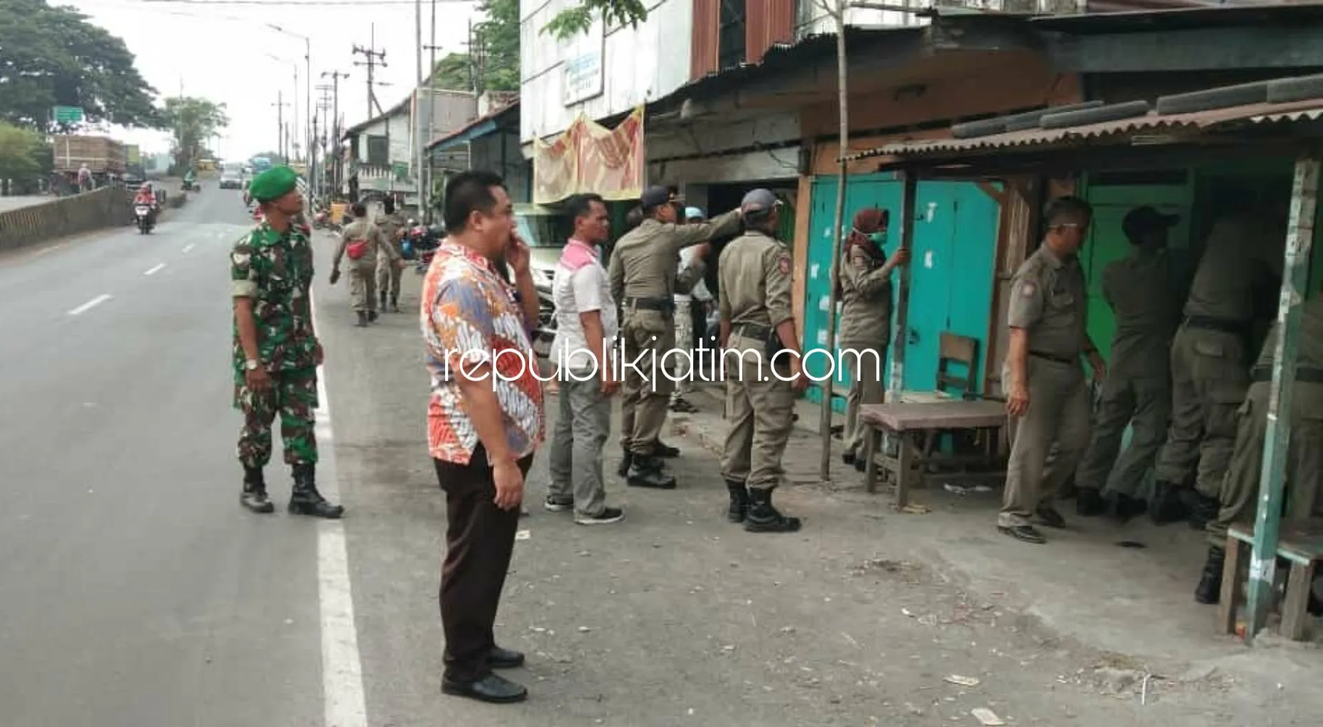 Satpol PP Sidoarjo Tertibkan Bangli di Kawasan Jalur Protokol Porong