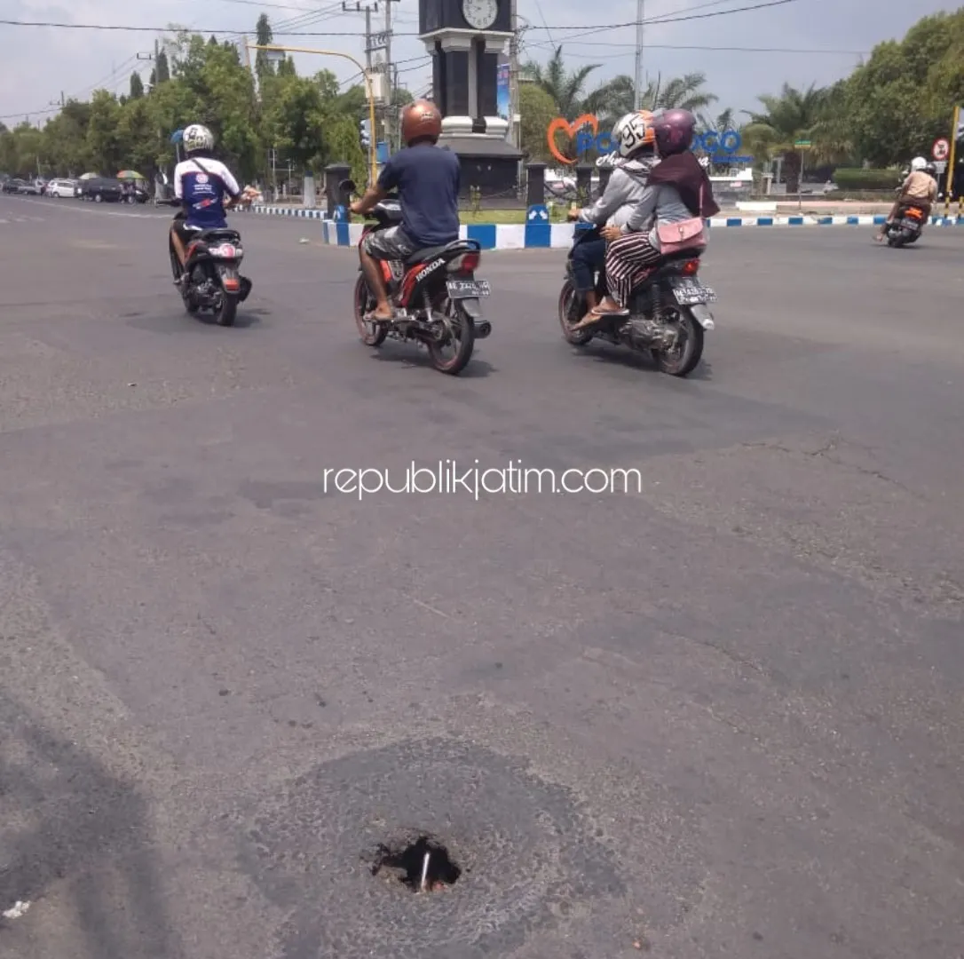 Jalan di Tengah Kota Ponorogo Berlubang Disambati Warga