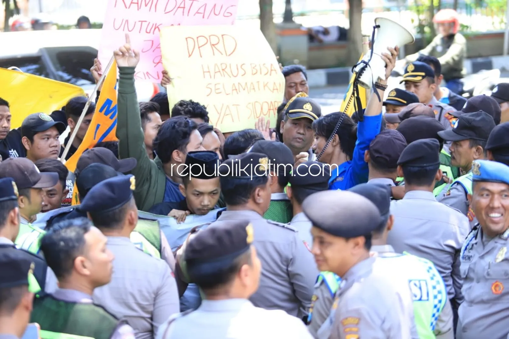 Aktivis Mahasiswa Demo Dewan, Desak Pembangunan RSUD Barat Tidak Pakai KPBU