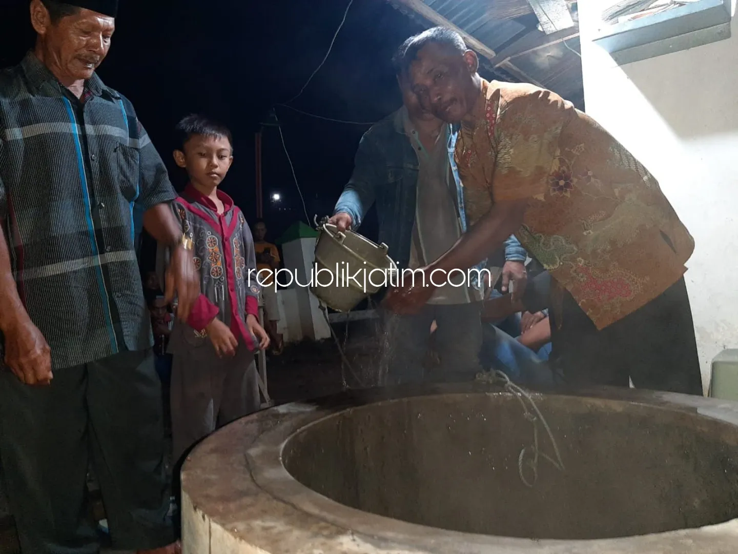 Sumur di Makam Watutulis Prambon Mendadak Gempar, Karena Airnya Panas