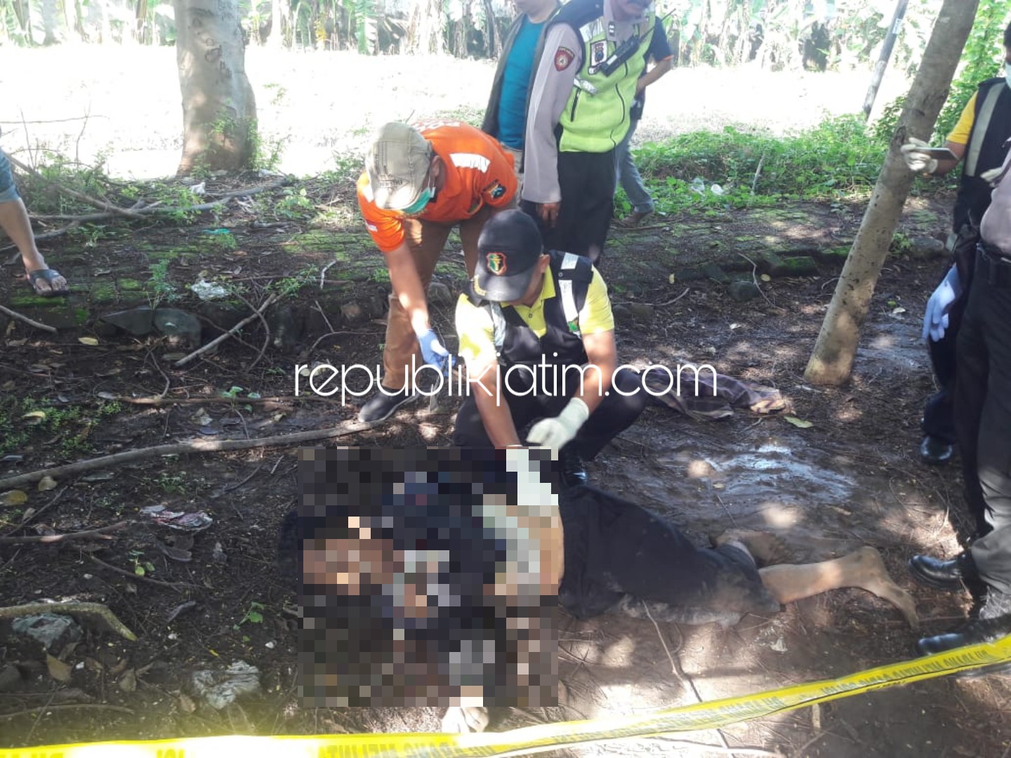 TEWAS - Petugas Polresta Sidoarjo mengevakuasi mayat pria misterius berusia sekitar 50 tahun ditemukan tewas di taman tepi sungai depan MAN JL Stadion Desa Siwalanpanji, Kecamatan Buduran, Sidoarjo, Minggu (21/04/2019).