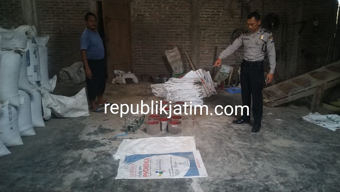 Petugas Polsek Padas menunjukkan lokasi pencurian di gudang penggilingan gabah Desa Pacing, Kecamatan Padas, Ngawi, Sabtu (04/05/2019).