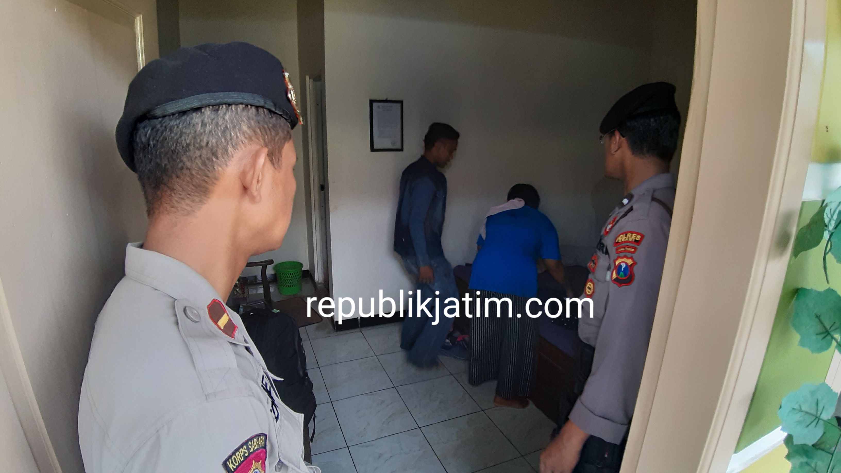 Petugas gabungan Polres Ngawi, TNI, dan Satpol PP merazia hotel dan rumah kos di wilayah kabupaten Ngawi.