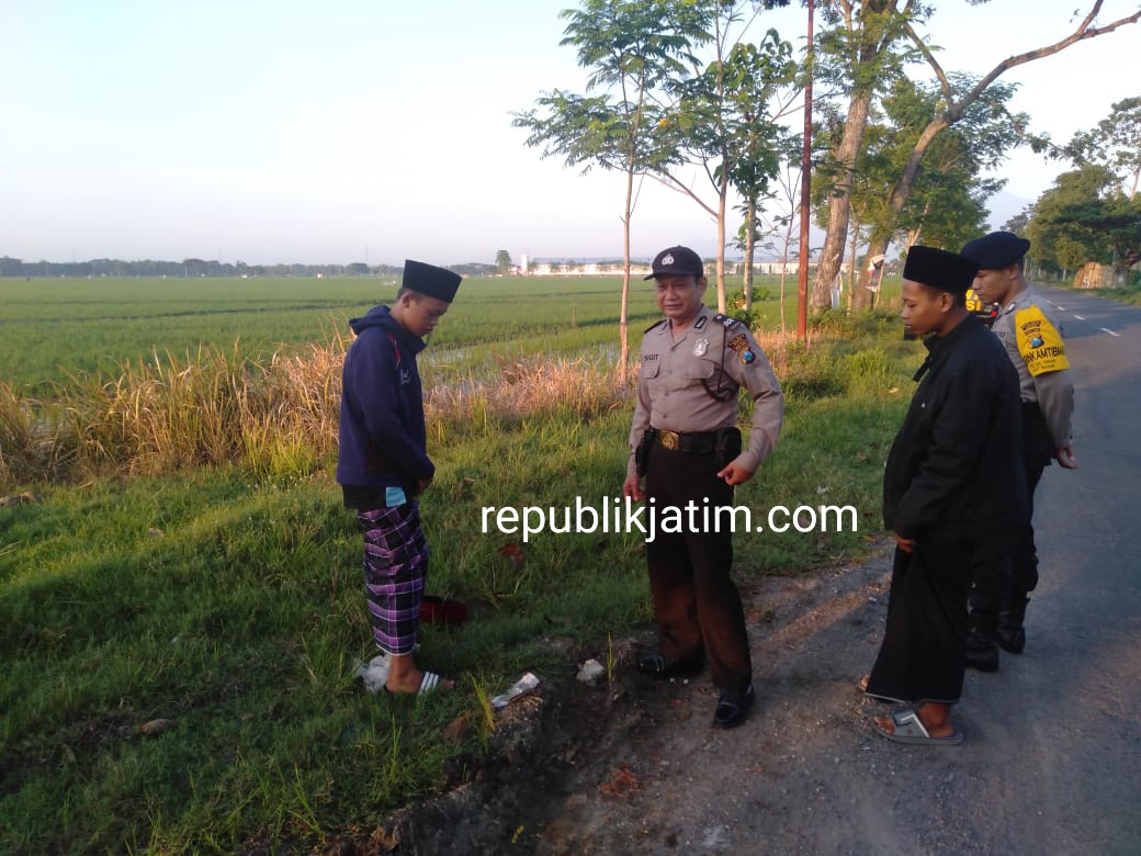 Petugas Polsek Ngawi kota Melakukan Olah TKP di Jl.Raya Paron Ngawi Selatan Overpass Tol Ngawi-Kertosono