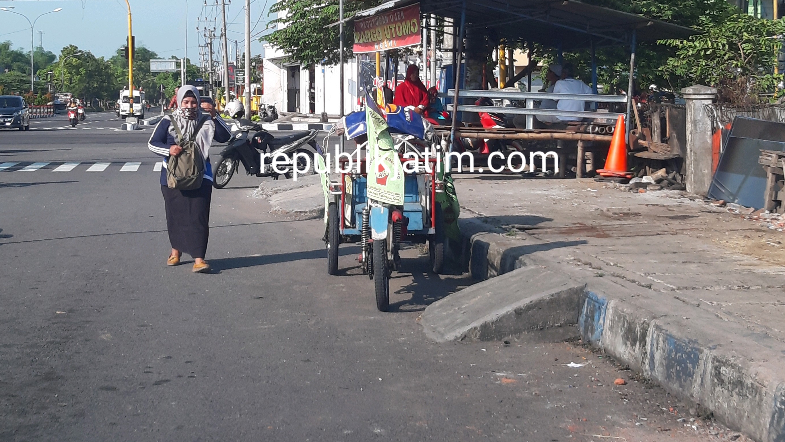 Pos ojek yang masih tetap berdiri di sudut simpang empat terminal lama Ngawi.