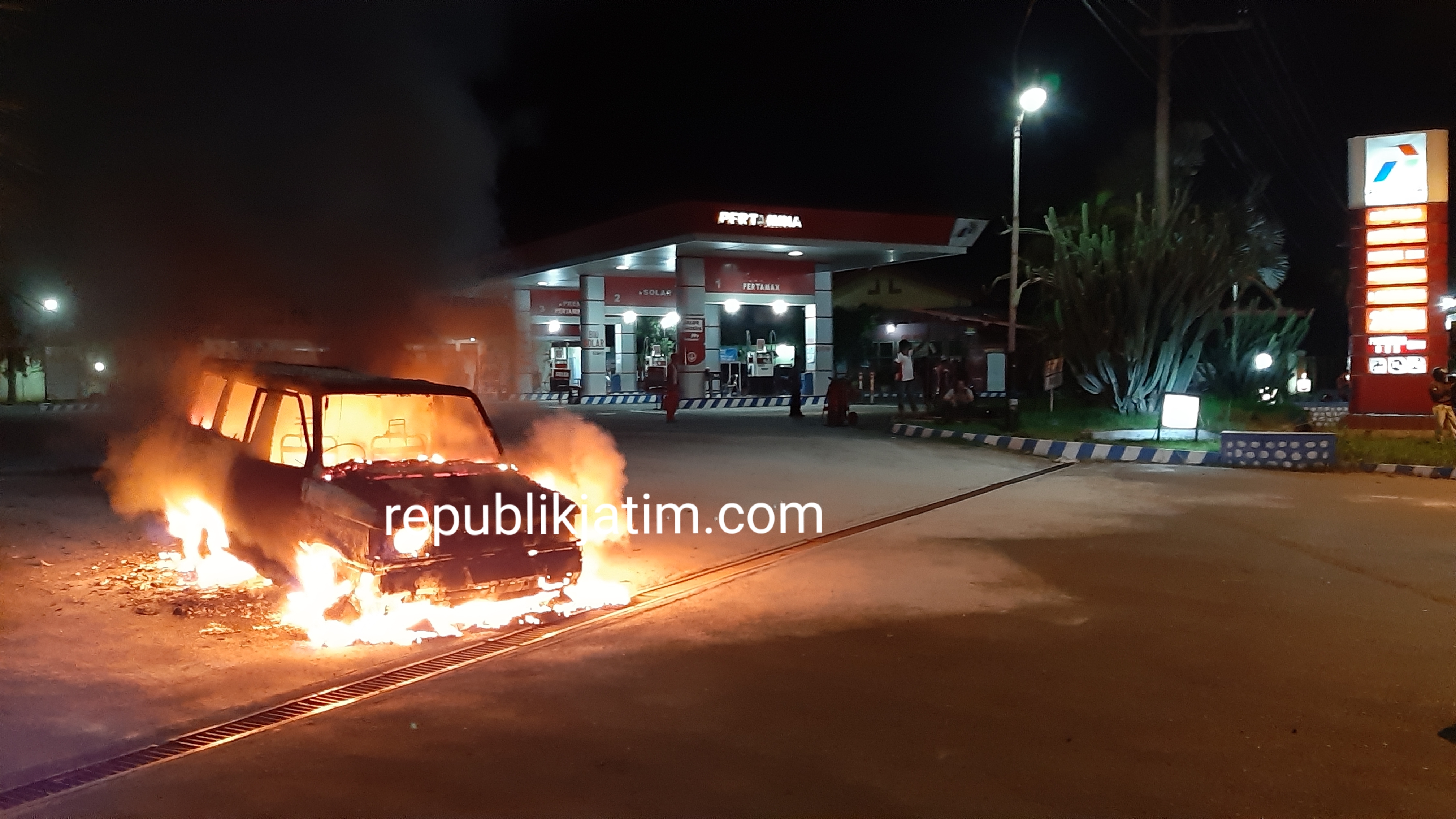 Mobil Kijang AD 8683 CE Terbakar di SPBU Watualang Ngawi setelah mengisi BBM Premium.