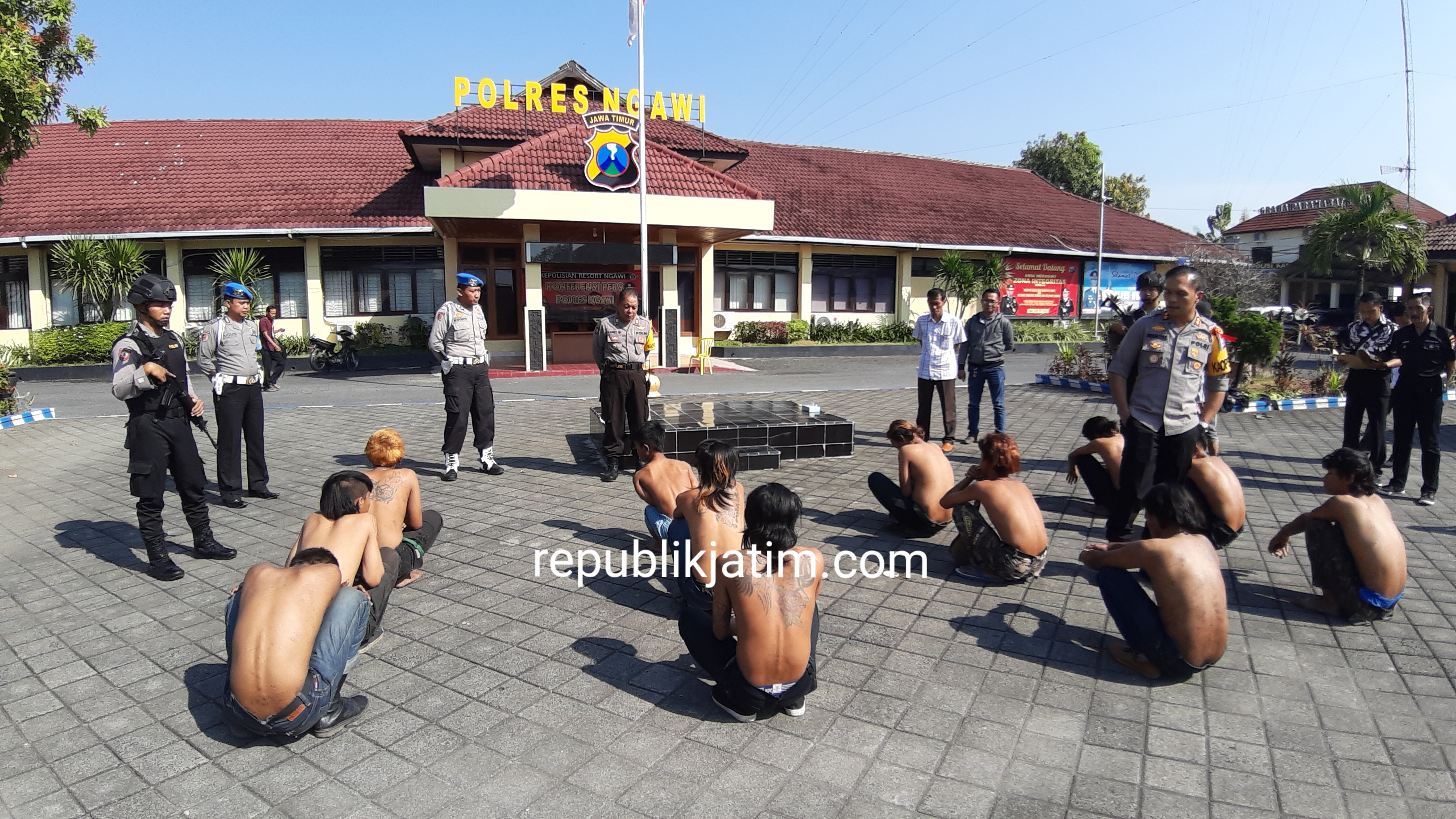 Kapolres Ngawi AKBP Pranatal Hutajulu memberikan pembinaan terhadap belasan anak jalanan dan pengamen yang terjaring operasi pekat.
