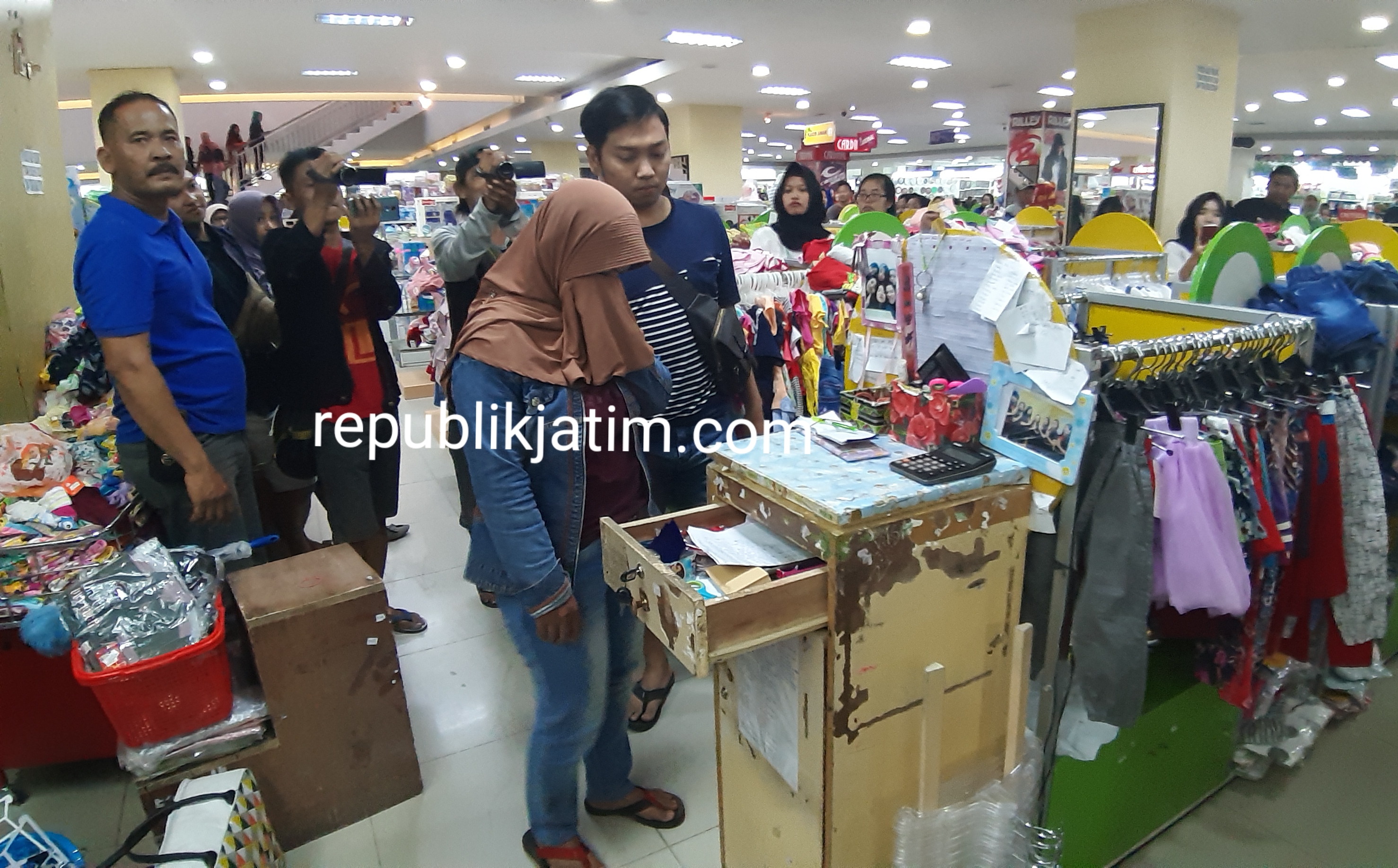 Pelaku dugaan pencurian wanita memakai jilbab coklat tertunduk malu saat digelandang polisi