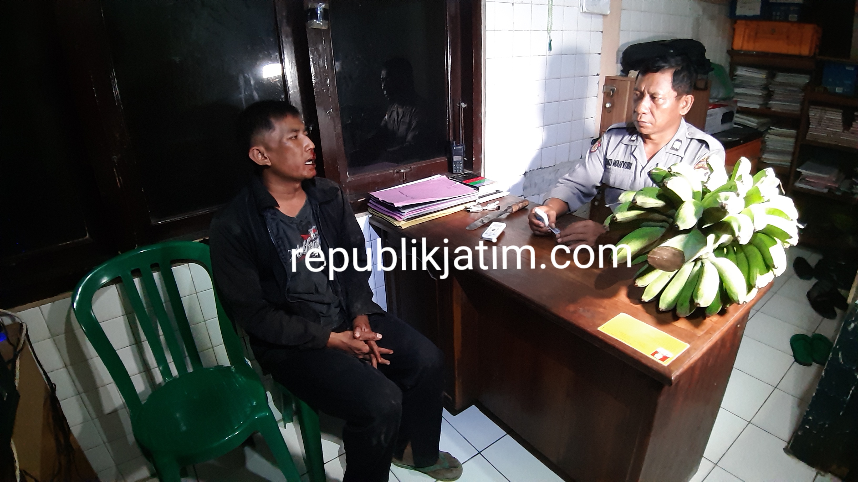 Agus Riyanto (33) saat menjalani pemeriksaan di Polsek Ngawi kota karena terpergok warga mencuri pisang.
