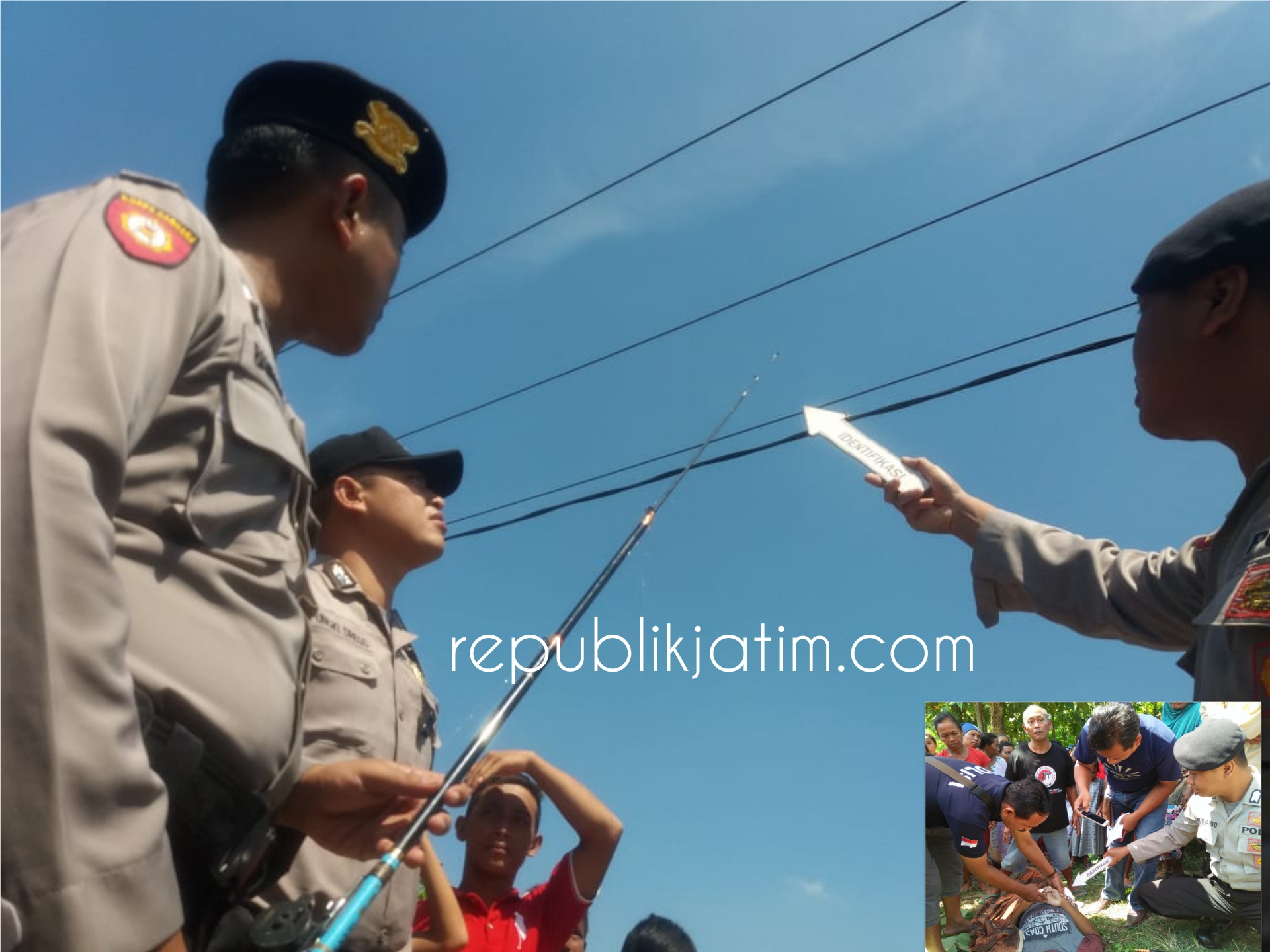 Petugas Polsek Padas melakukan olah TKP, menunjukan joran yang tersangkut kabel PLN