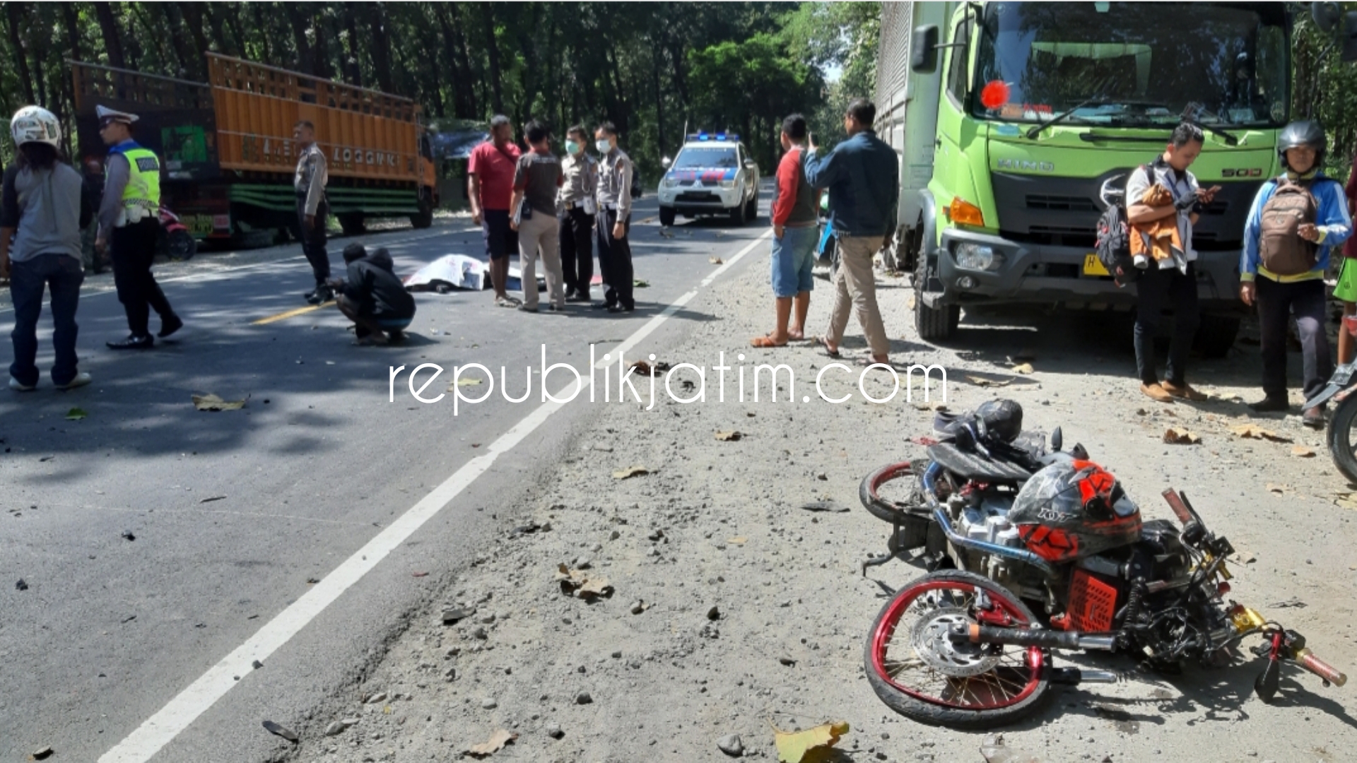 Kendaraan sepeda motor pemudik rusak berat setelah bertabrakan dengan truk dump di jalur tengkorak Ngawi