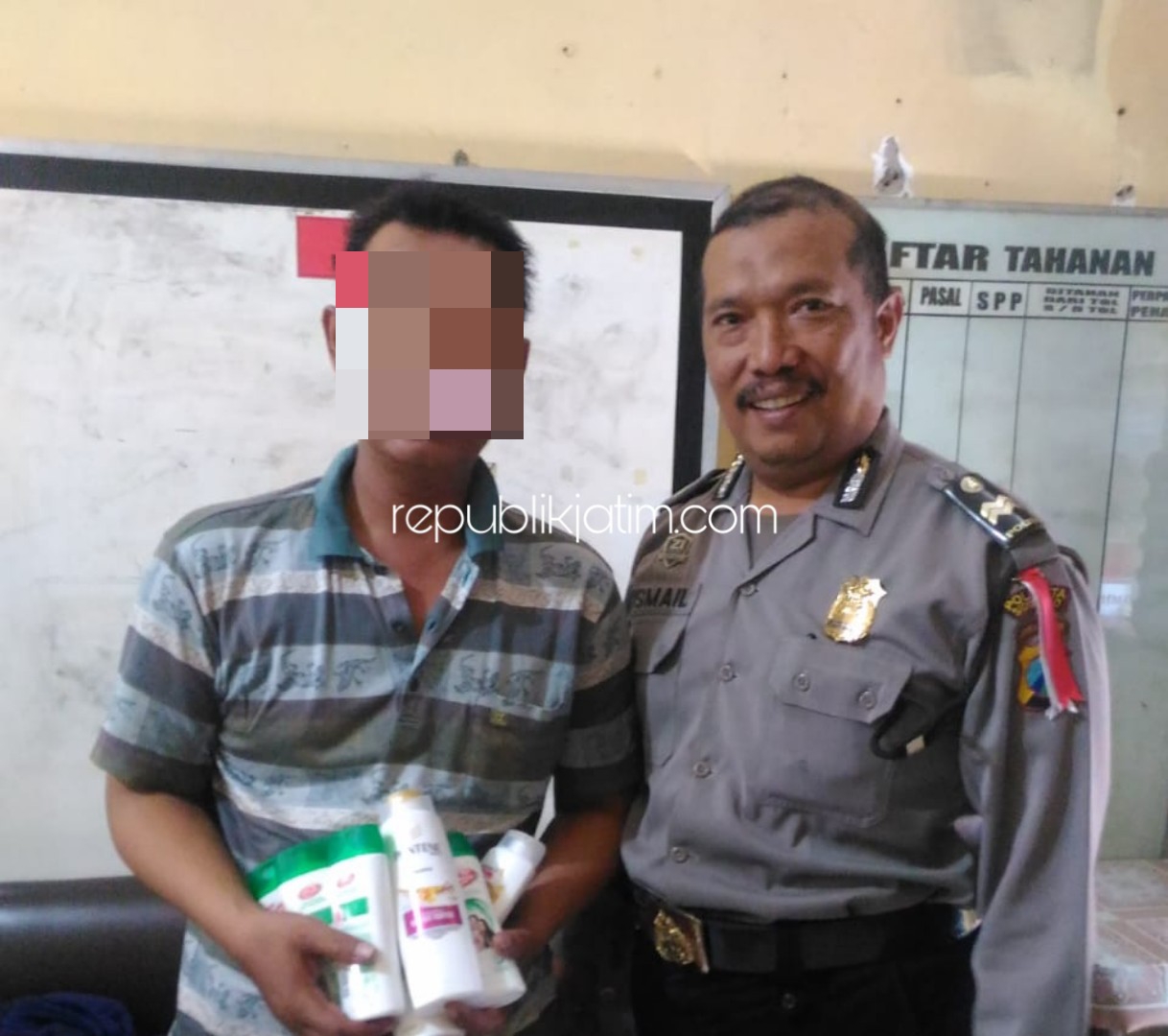 DIPAMERKAN - Tersangka Vikky Andrianto (kiri) beserta barang bukti hasil curinnya didampingi petugas Polsek Krembung, Minggu (09/06/2019).