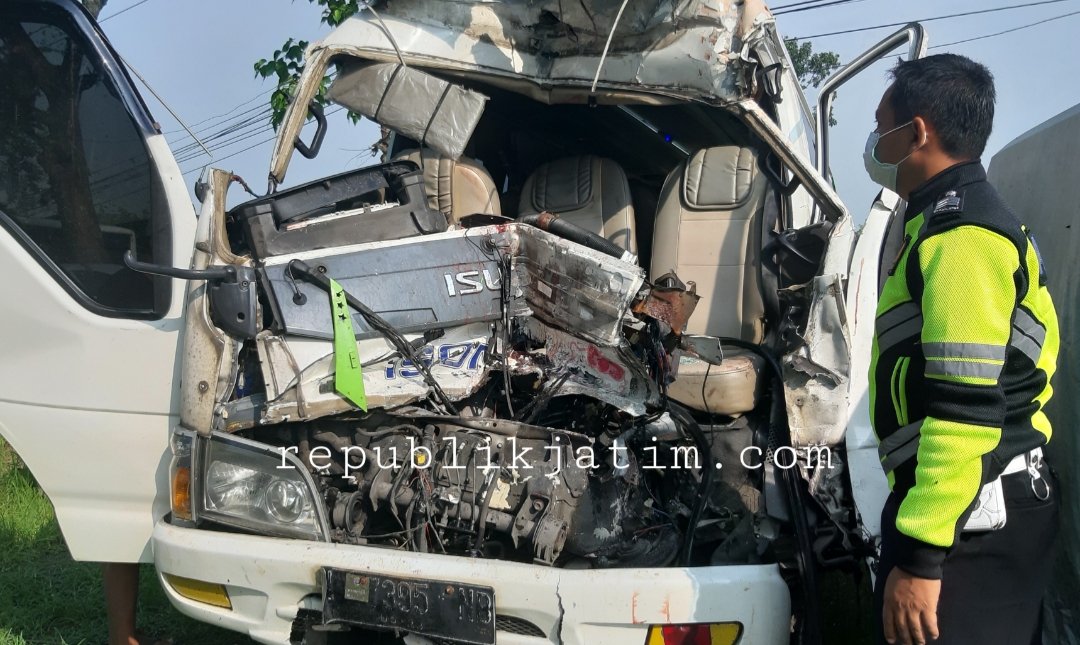 Minibus Nopol W 7395 NB ringsek setelah menabrak bak truk tronton yang tidak diketahui identitasnya di Tol Ngawi KM 582. (Foto/Andik)