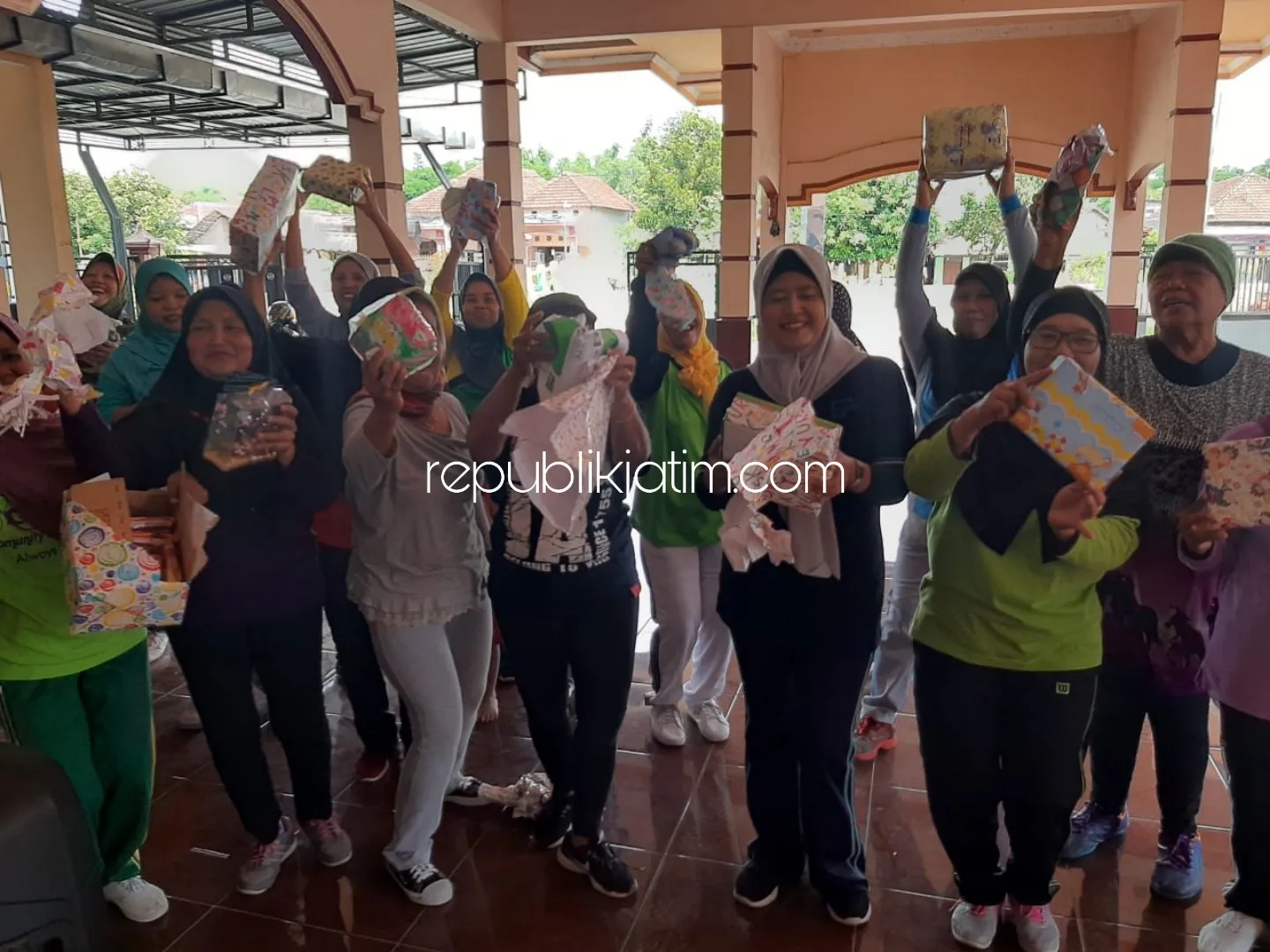 Awali 2020, Puluhan Peserta Senam Lansia Jeruklegi Balongbendo Saling Bertukar Kado