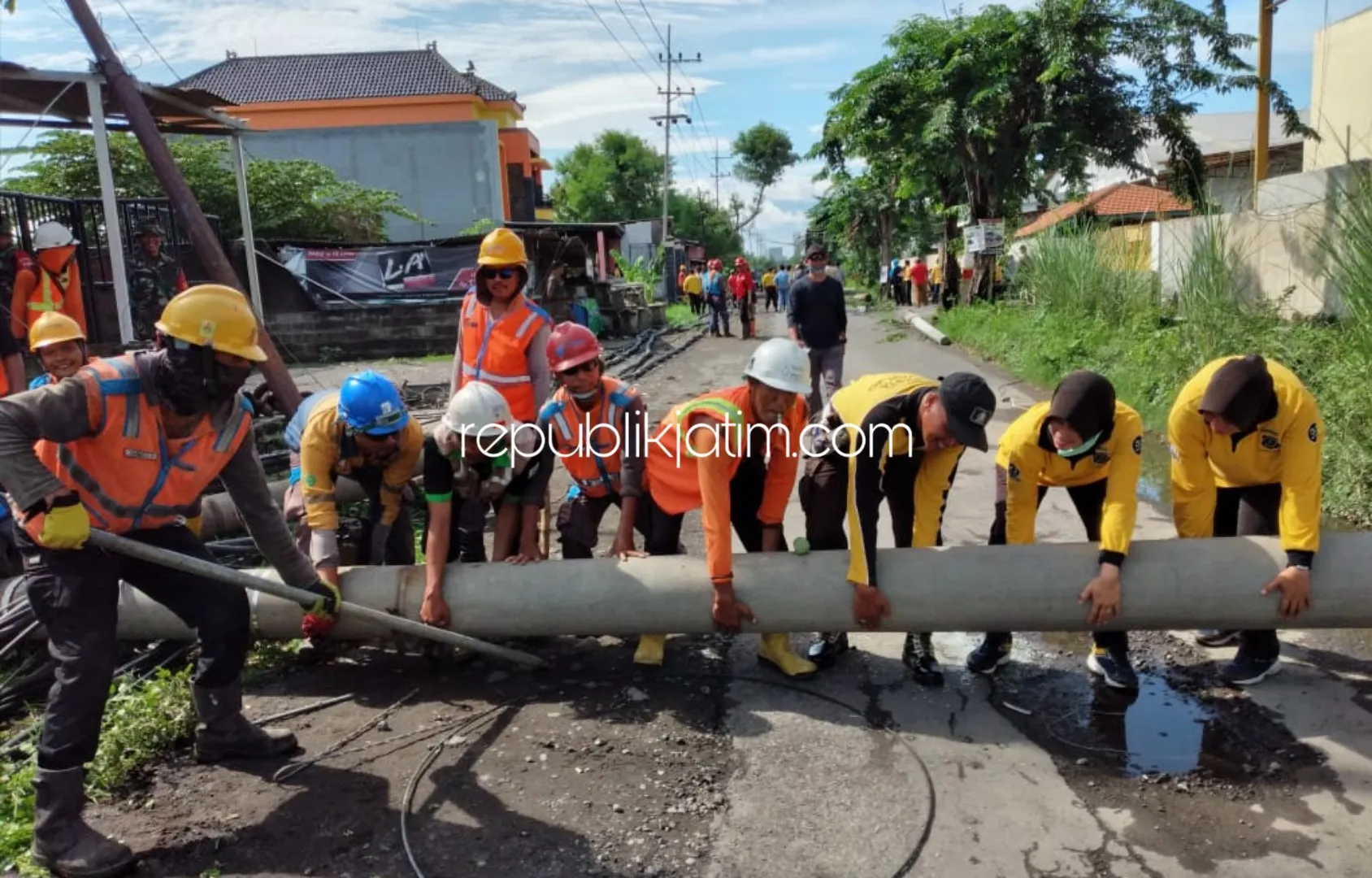 Petugas Kerja Bhakti untuk Normalisasi Wilayah Terdampak Puting Beliung di Krian