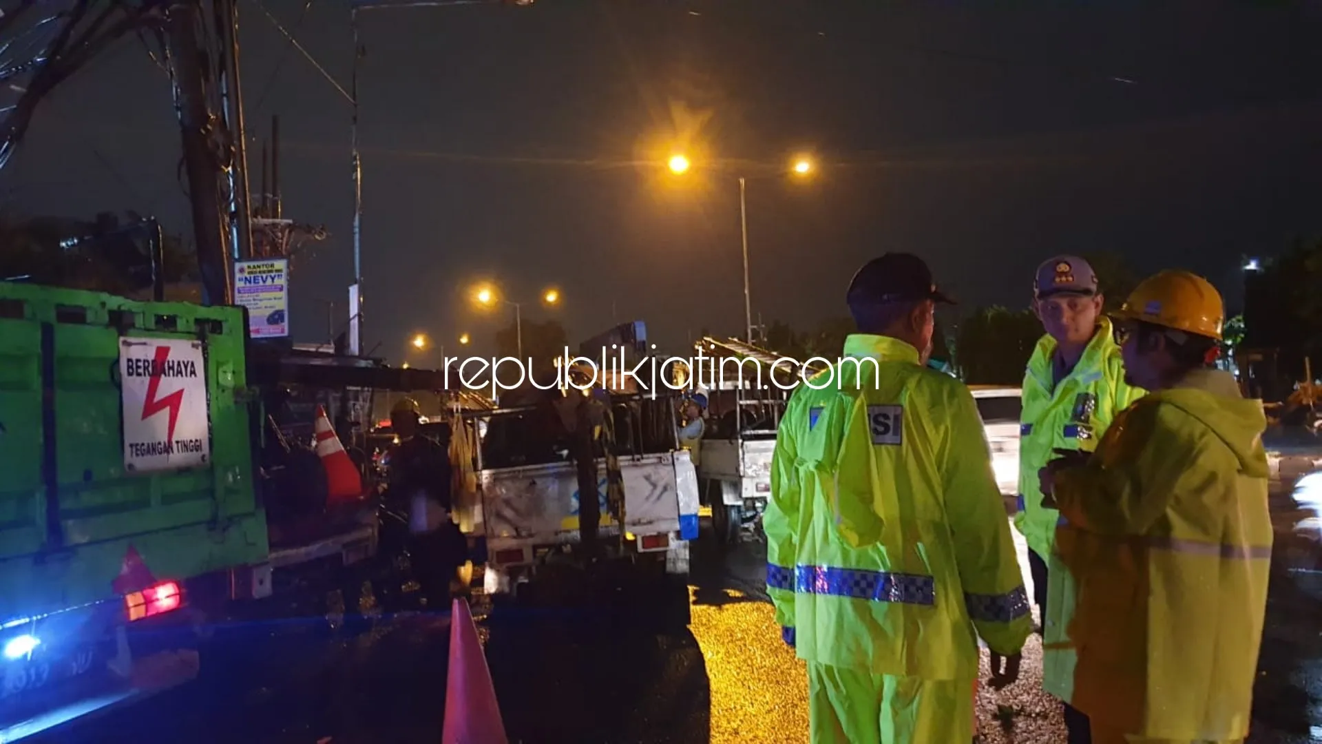 Kapolresta Sidoarjo Cek Lokasi Pohon dan Tiang Listrik Tumbang di Krian