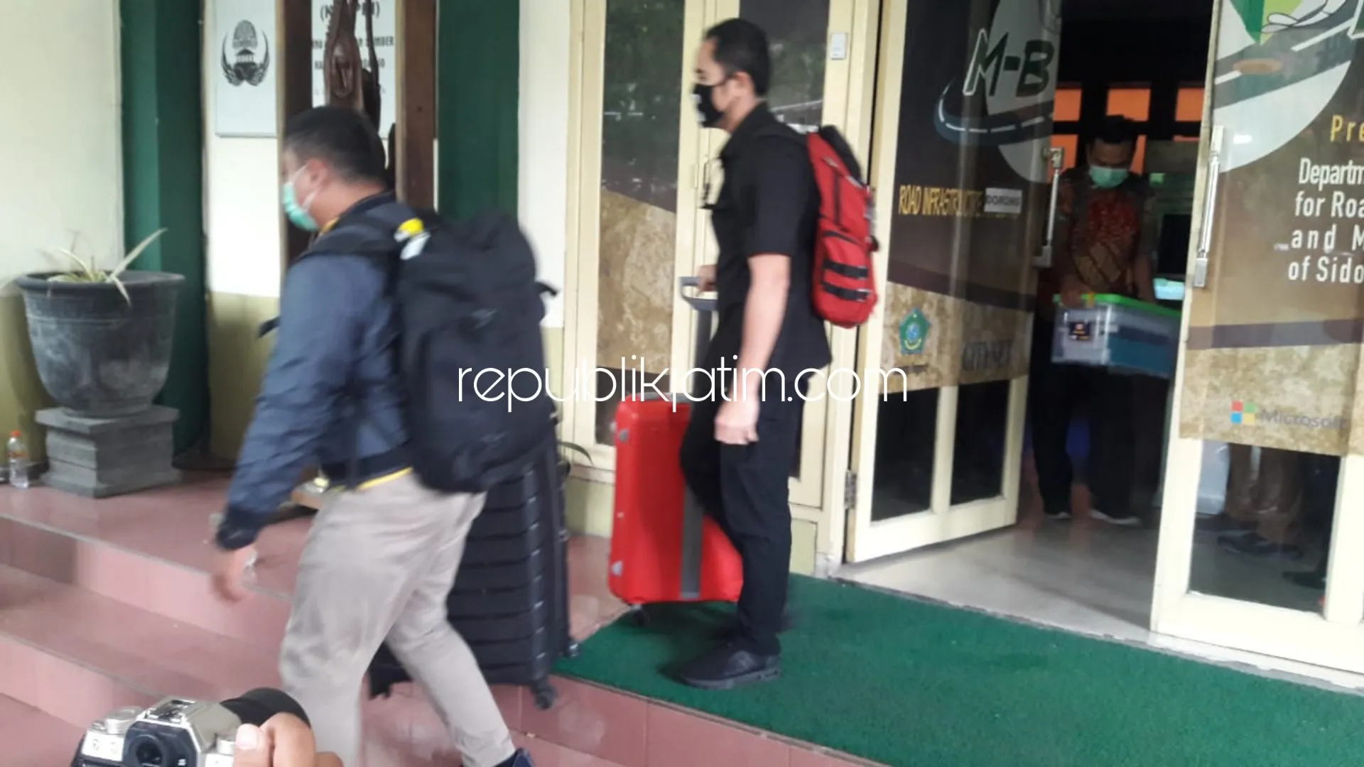 KPK Geledah Ruang Kerja Bupati dan Sejumlah Kepala Dinas Pemkab Sidoarjo