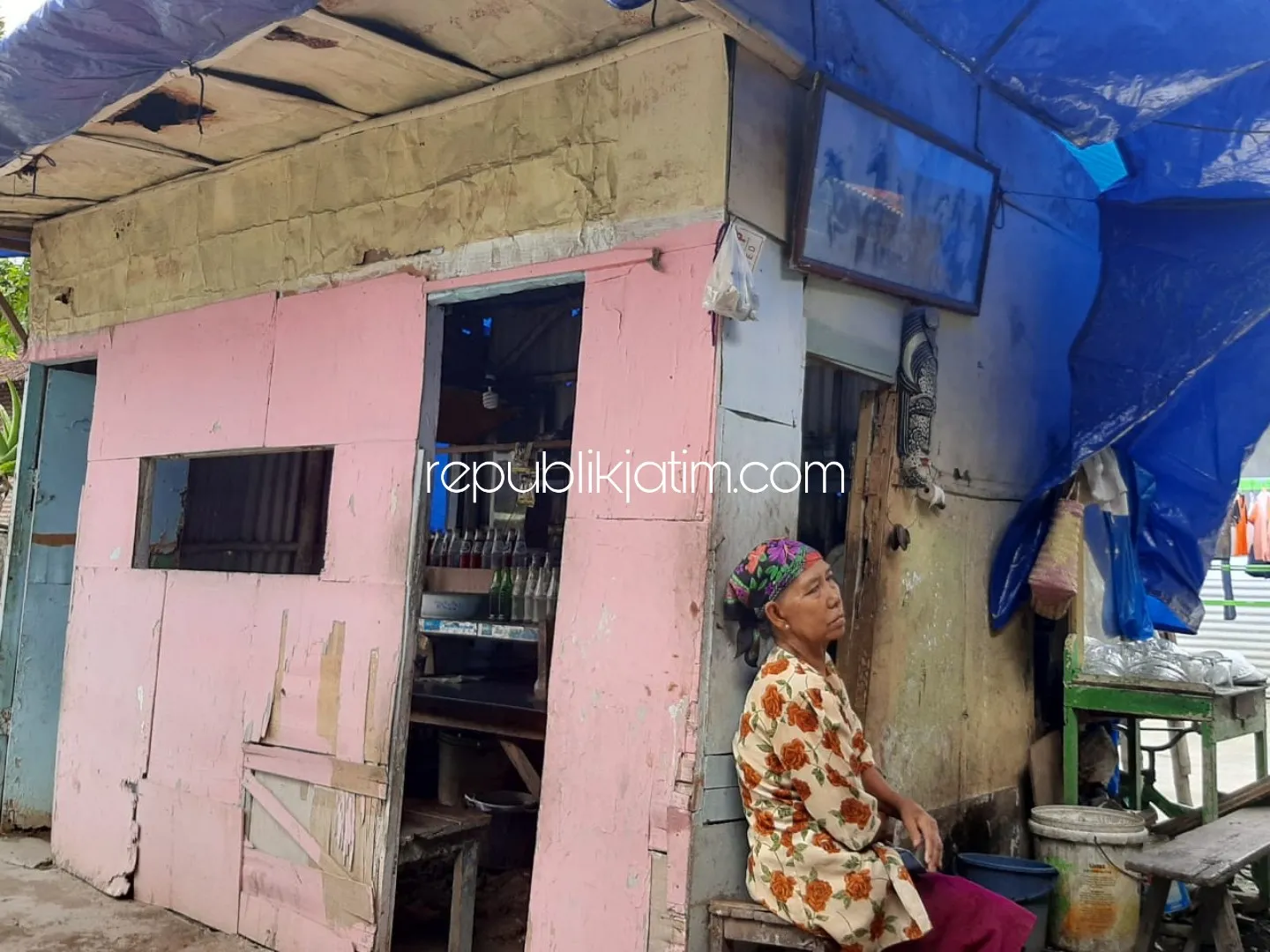 Warkop Mbah Sukarmi Beratap Terpal Usai Diterjang Angin Kencang