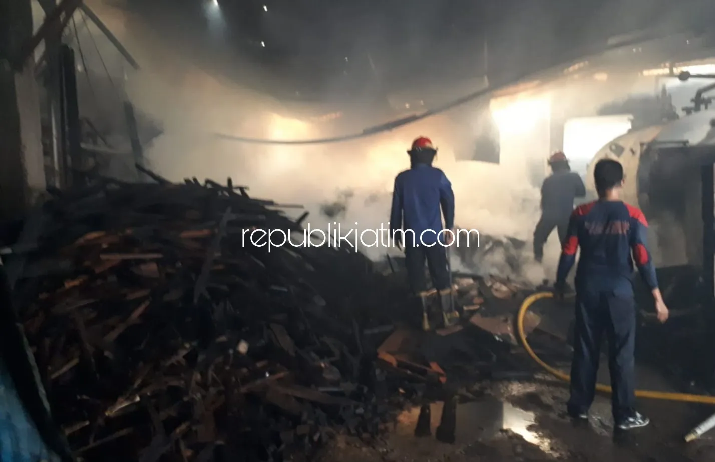 Pabrik Tahu di Balongbendo Ludes Terbakar