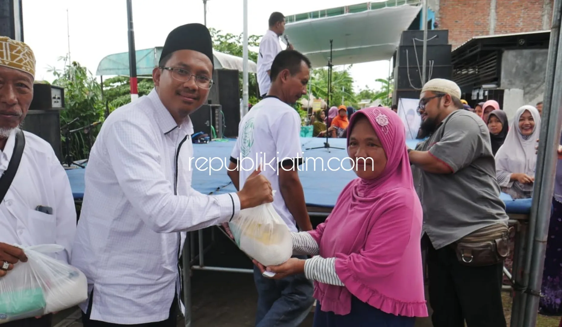 Pasar Murah Gus Muhdlor Diserbu Emak-Emak, 1.000 Paket Sembako Ludes Satu Jam