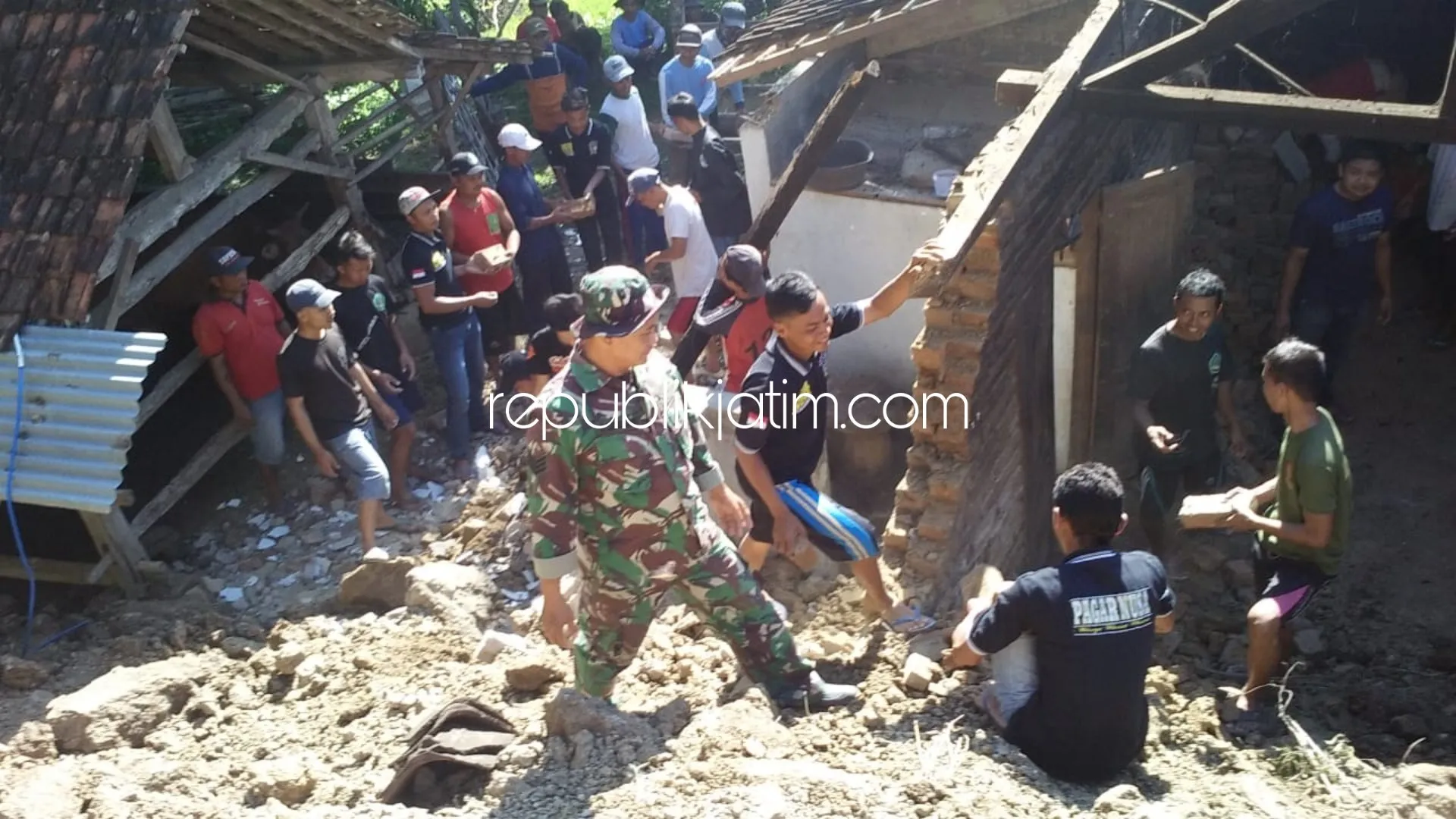 Puluhan Pendekar Bersama TNI dan Polri Bersihkan Longsor di Rumah Bonasir
