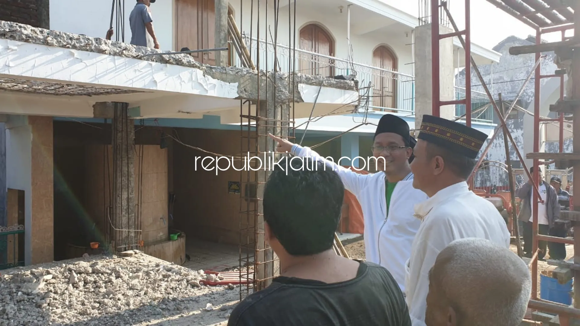 Usai Blusukan ke Pasar, Gus Muhdlor Kerja Bakti Bersama Warga Masangankulon