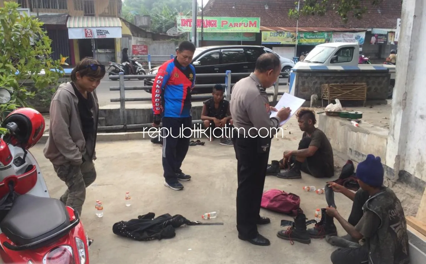 Resahkan Pengguna Jalan, Lima Anak Punk Digiring Petugas Polsek Jetis