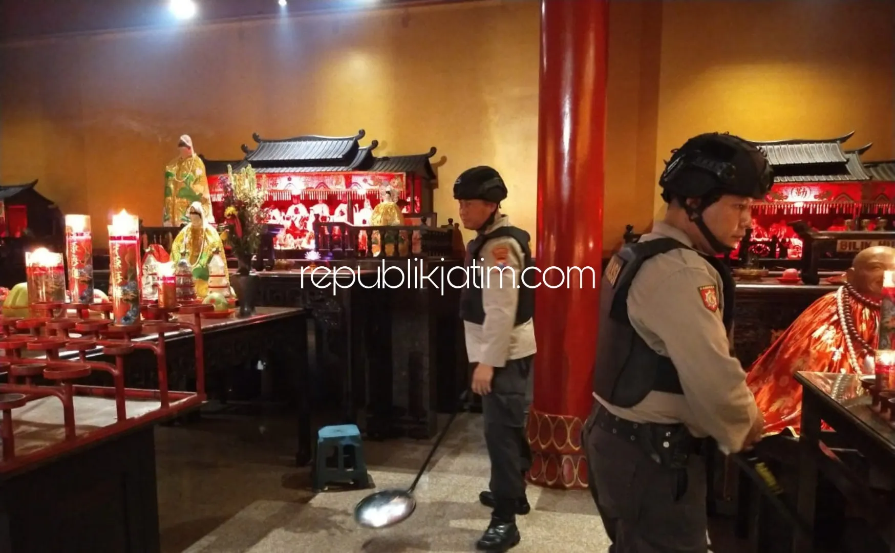 Petugas Polresta Sidoarjo Sterilisasi Klenteng, Imlek Berlangsung Aman