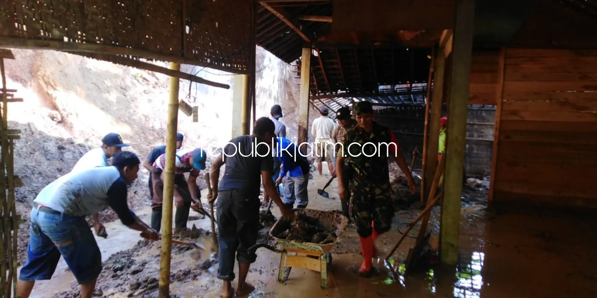 Hujan Deras Irigasi Meluap, Jebolkan Rumah Warga Ponorogo