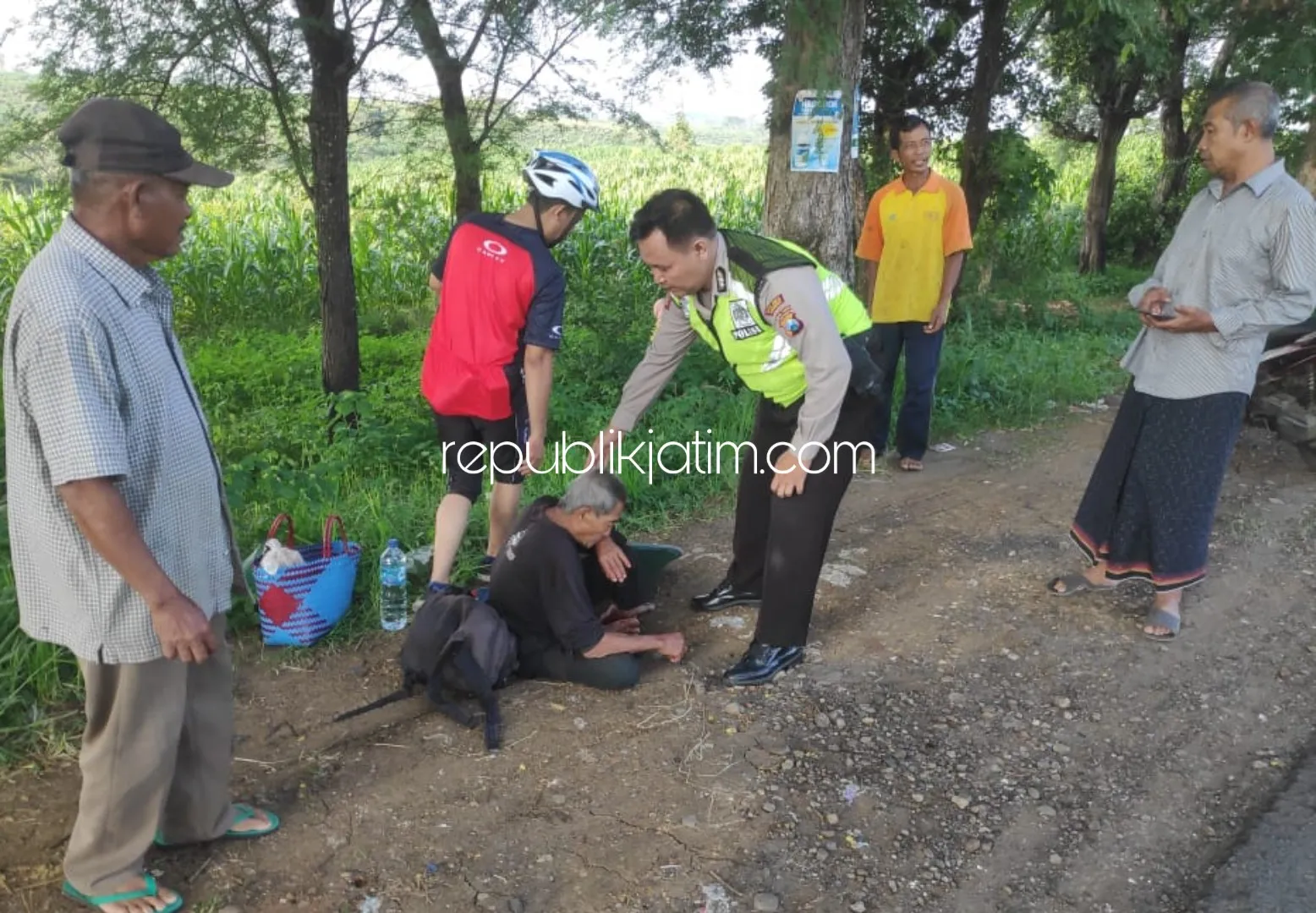 Ditabrak Minibus, Mbah Bejo Patah Kaki Dilarikan RSUD Ponorogo