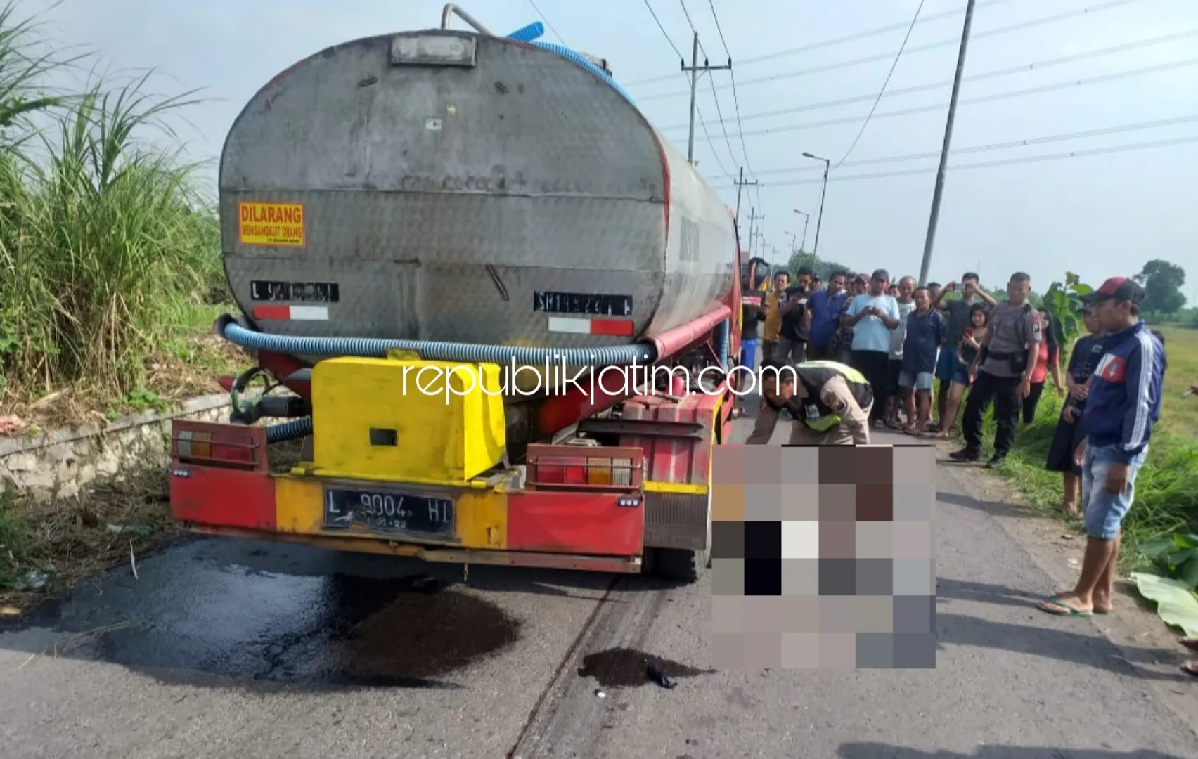 Hindari Jalan Berlubang, Pemotor Asal Ngoro Tewas Dilindas Truk di Krembung
