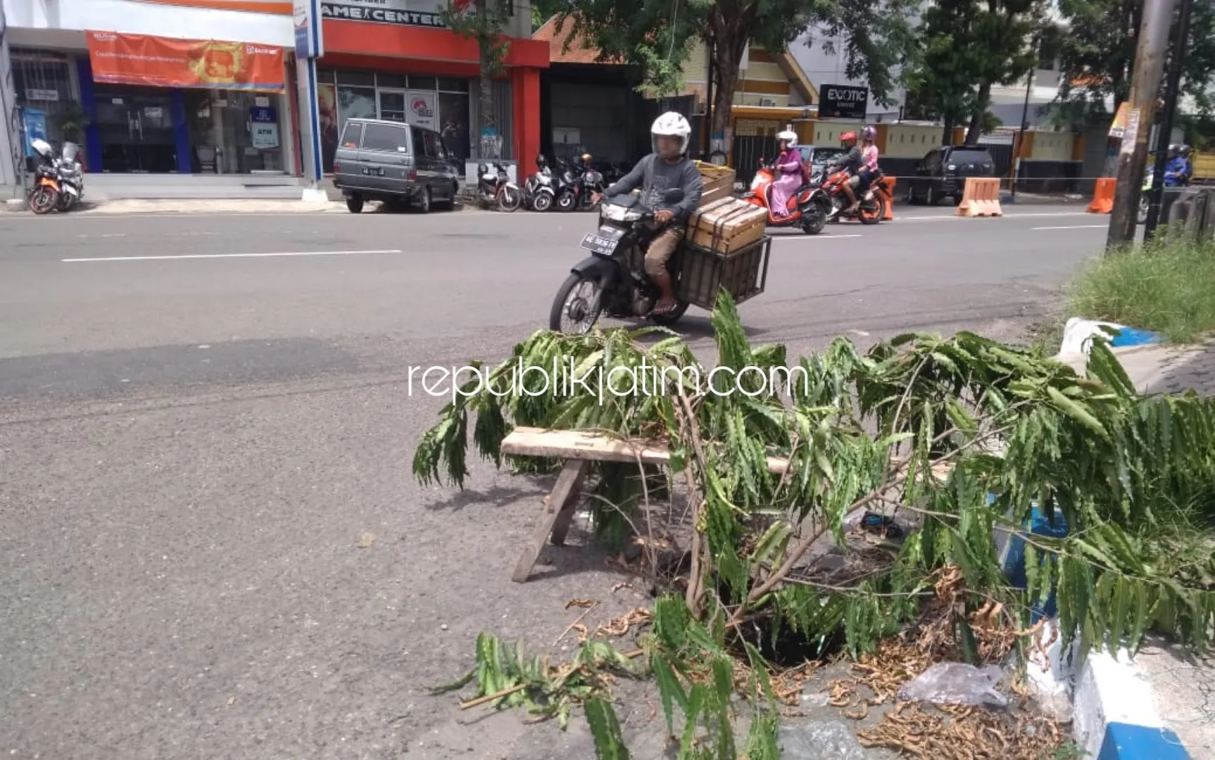 Jalan Protokol Ponorogo Berlubang dan Tergenang Air Setiap Hujan