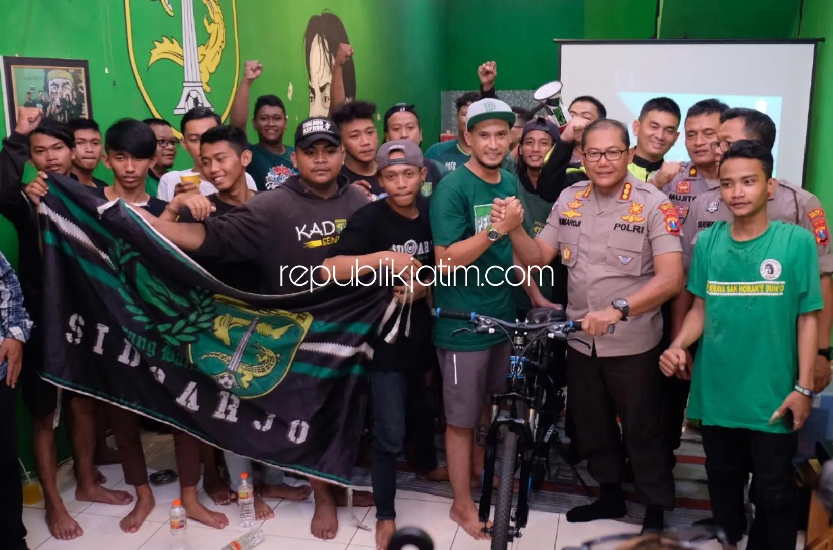 Kapolresta Sidoarjo Nobar Bersama Bonek Sambil Bagi-Bagi Doorprice