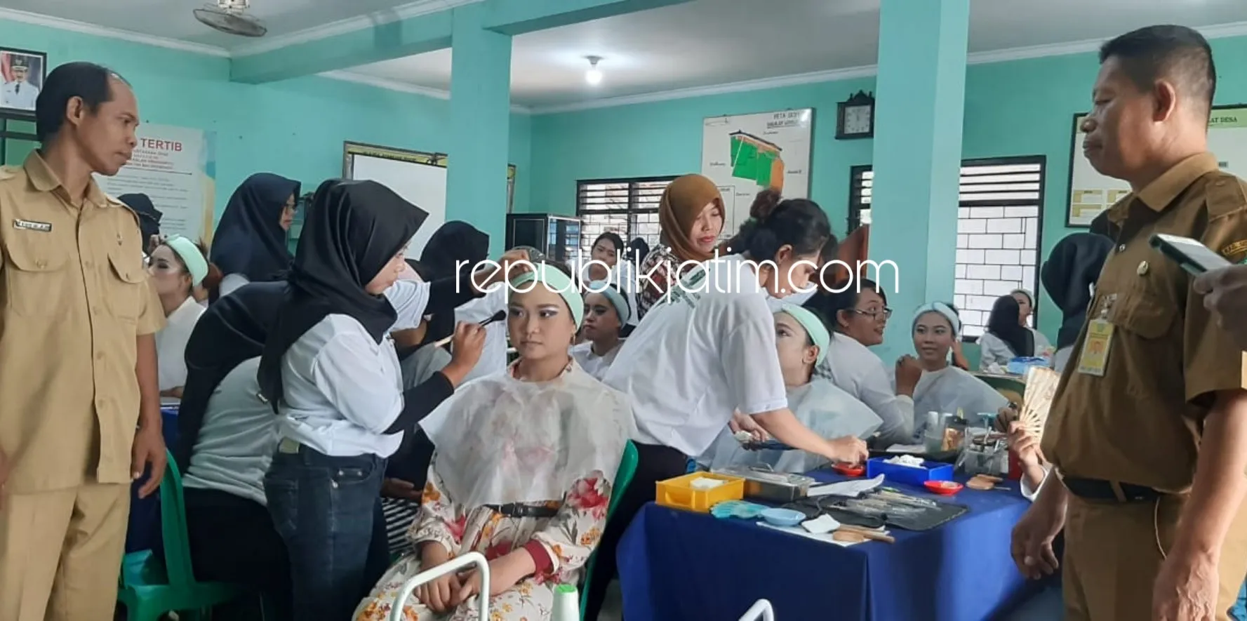 Puluhan Emak-Emak Balongbendo Ramaikan UKK Merias Wajah