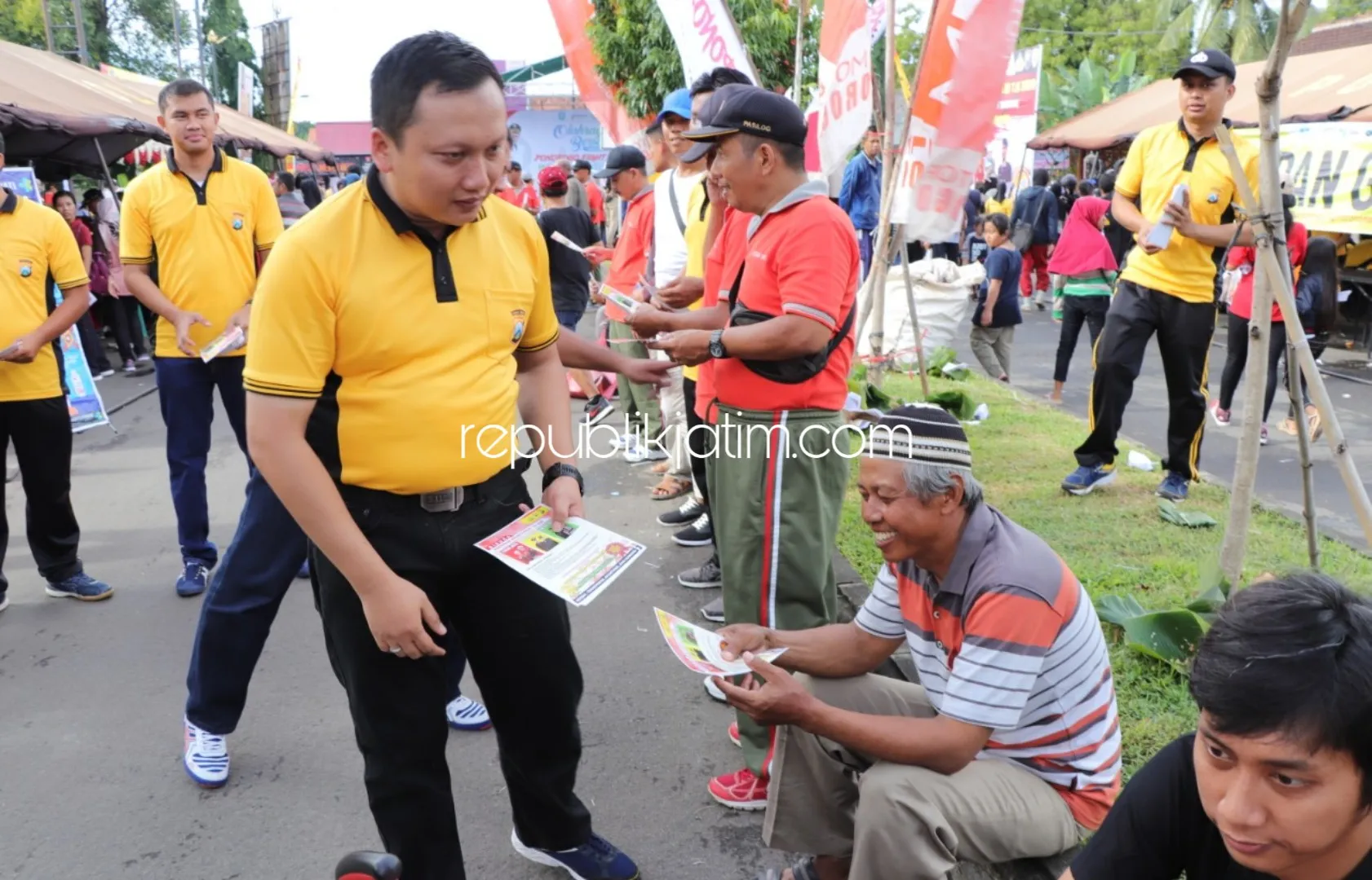 Kapolres Ponorogo Bagikan Brosur Penerimaan Anggota Polri 2020 di CFD