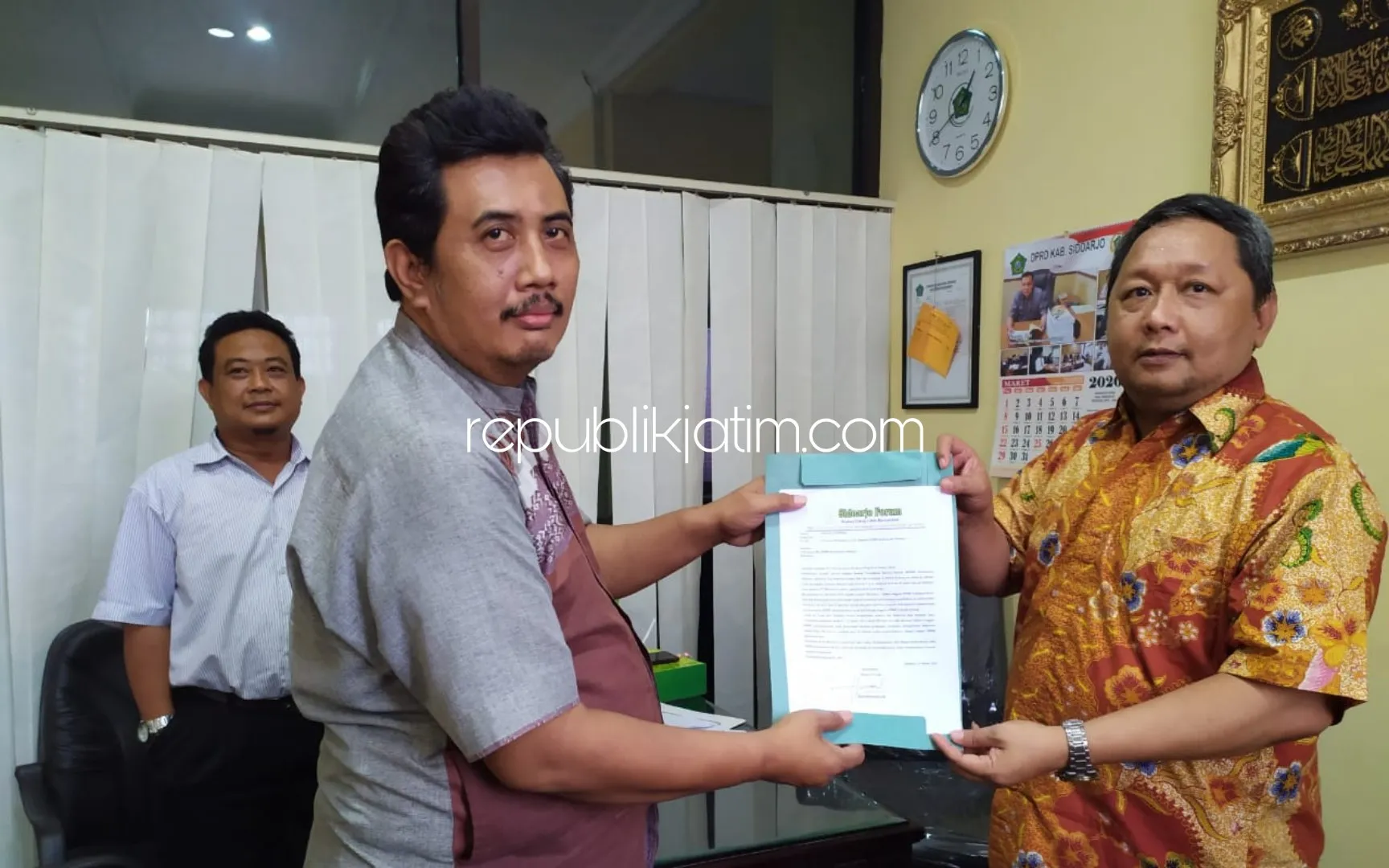 Sidoarjo Forum Laporkan Anggota Dewan Merangkap Legal Eksekutif Pabrik Kulit ke BK Dewan
