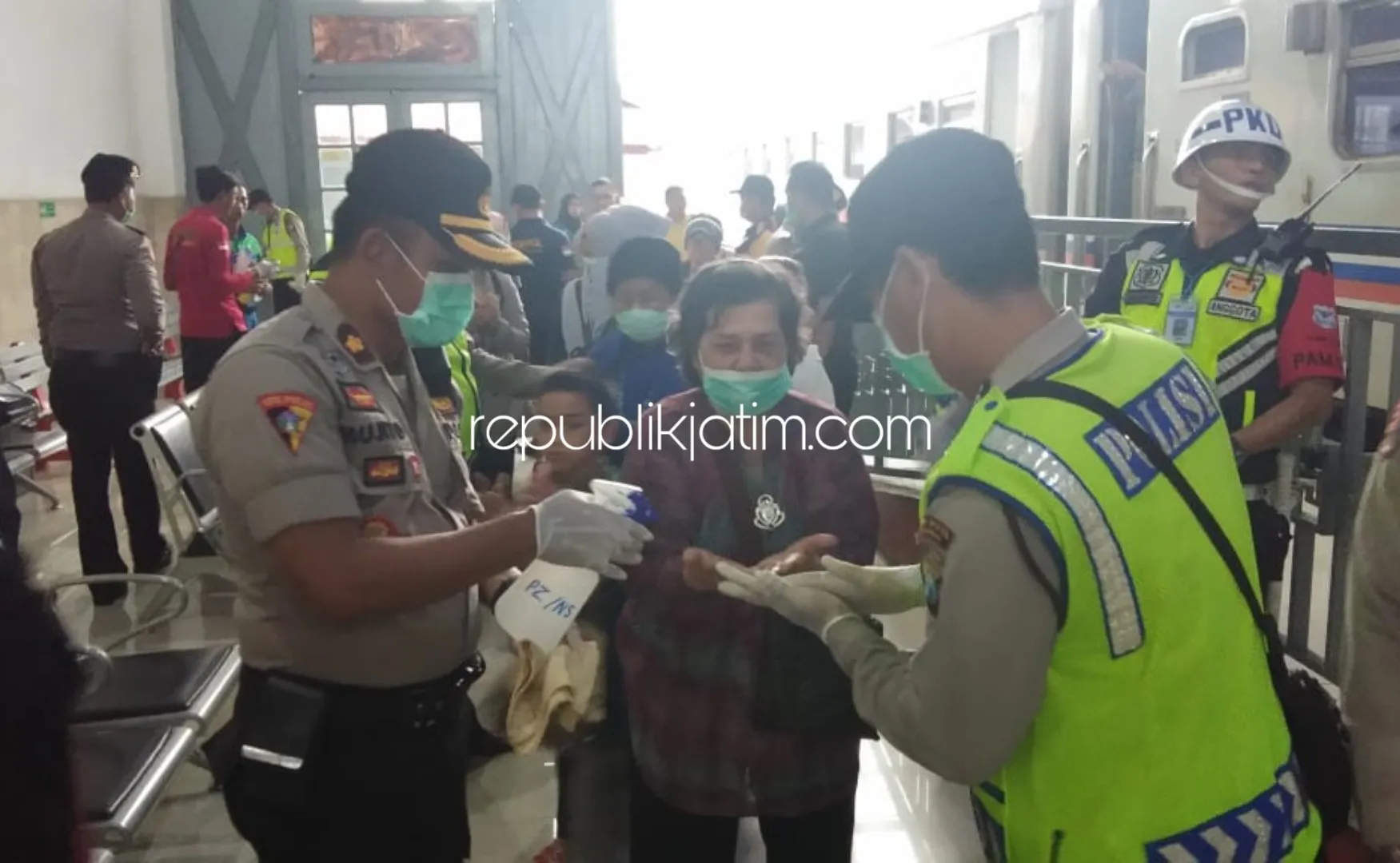 Petugas Polresta Sterilkan Stasiun KA Sidoarjo dari Penyebaran Virus Corona