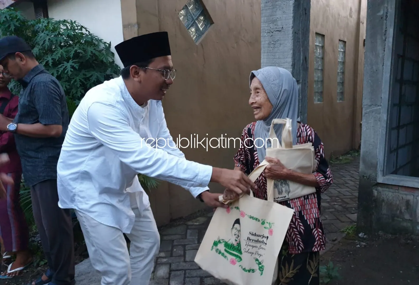 Gus Muhdlor Tampung Keluhan Warga Tropodo dan Sedenganmijen Krian