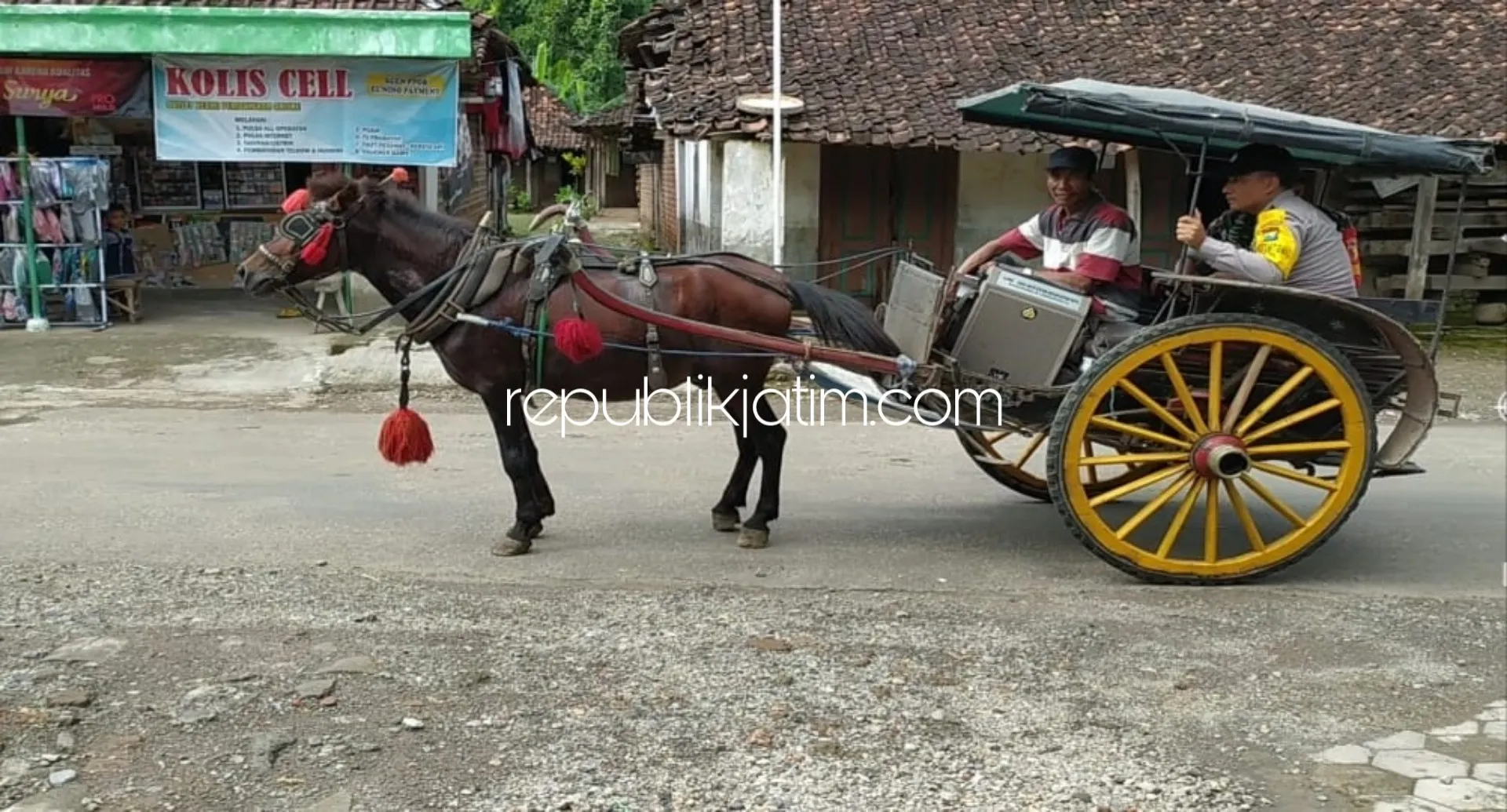 Bhabinkamtibmas dan Babinsa Keliling Kampung Sosialisasi Pencegahan Corona Naik Andong