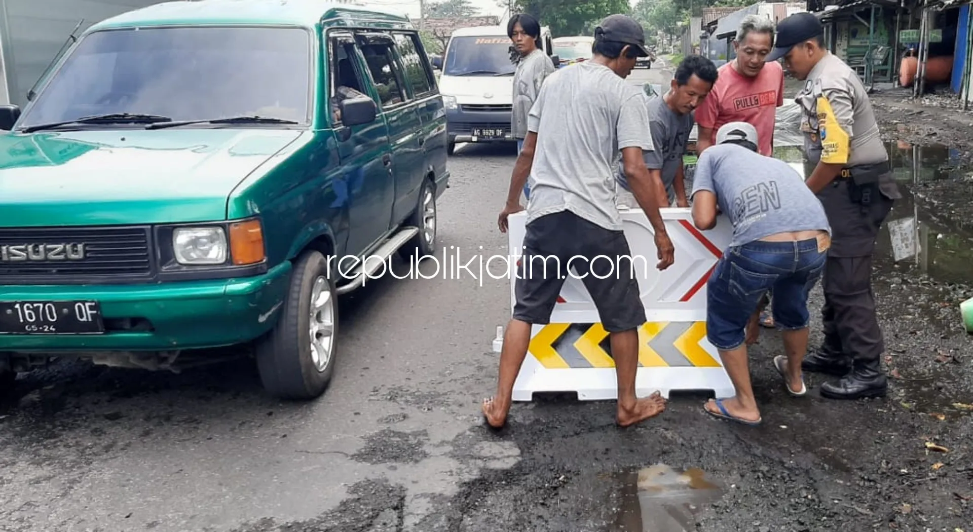 Warga Balongbendo dan Polisi Tambal Jalan Berlubang dan Pasang Water Barrier di Jalur Surabaya - Mojokerto