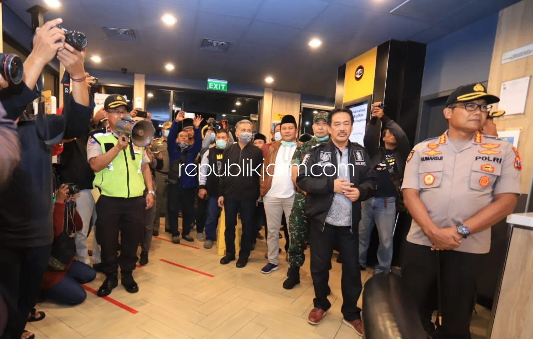 Forkopimda Sidoarjo Kompak Bubarkan Kerumunan Massa di Warung hingga Rumah Makan