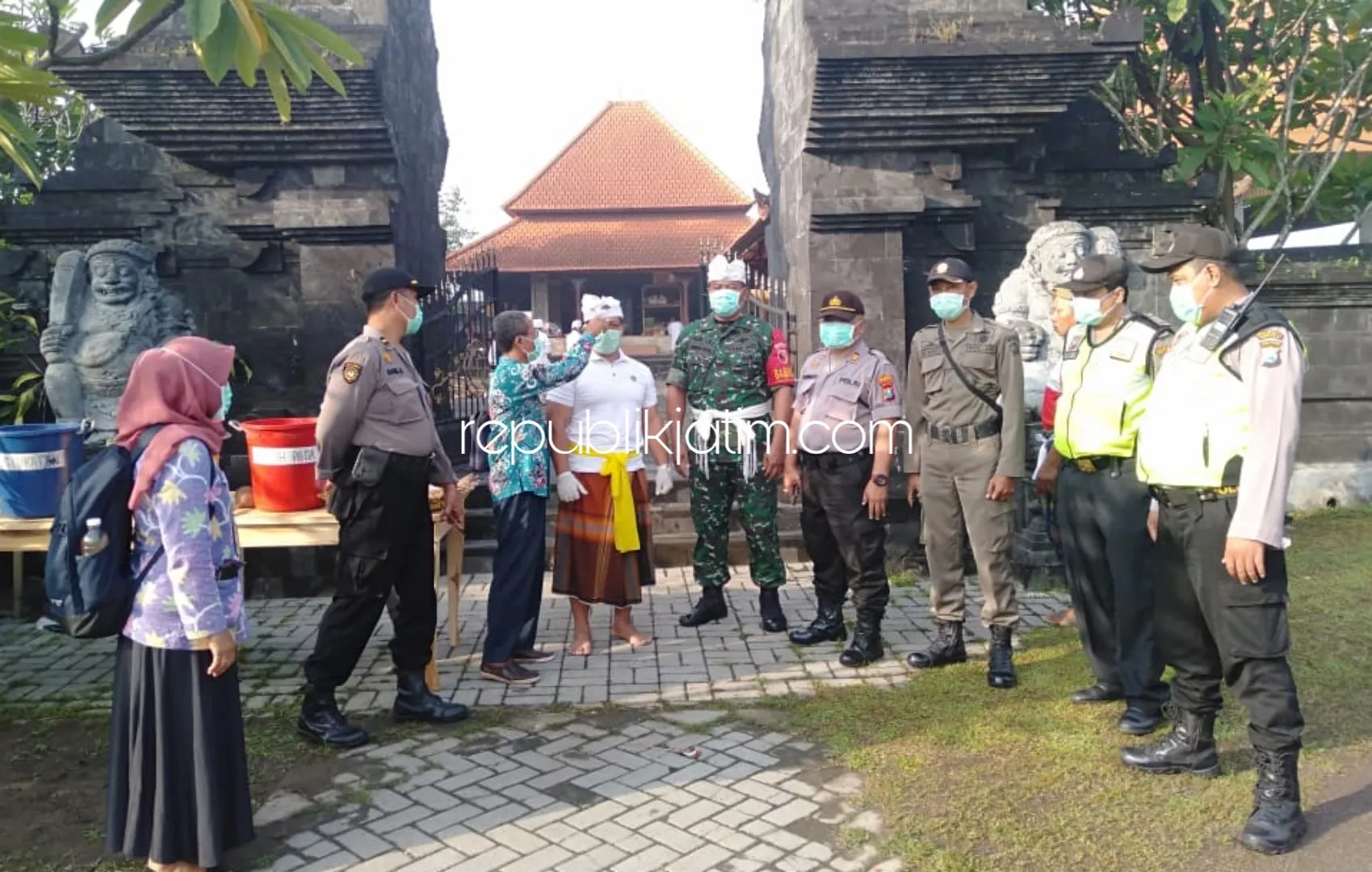 Nyepi di Sidoarjo, TNI, Polri dan Tim Puskesmas Krembung Cegah Virus Corona
