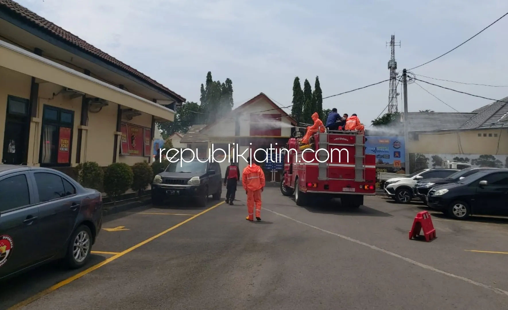 Perangi Corona, Truk Damkar Semprot Disinfektan Mako Polresta Sidoarjo