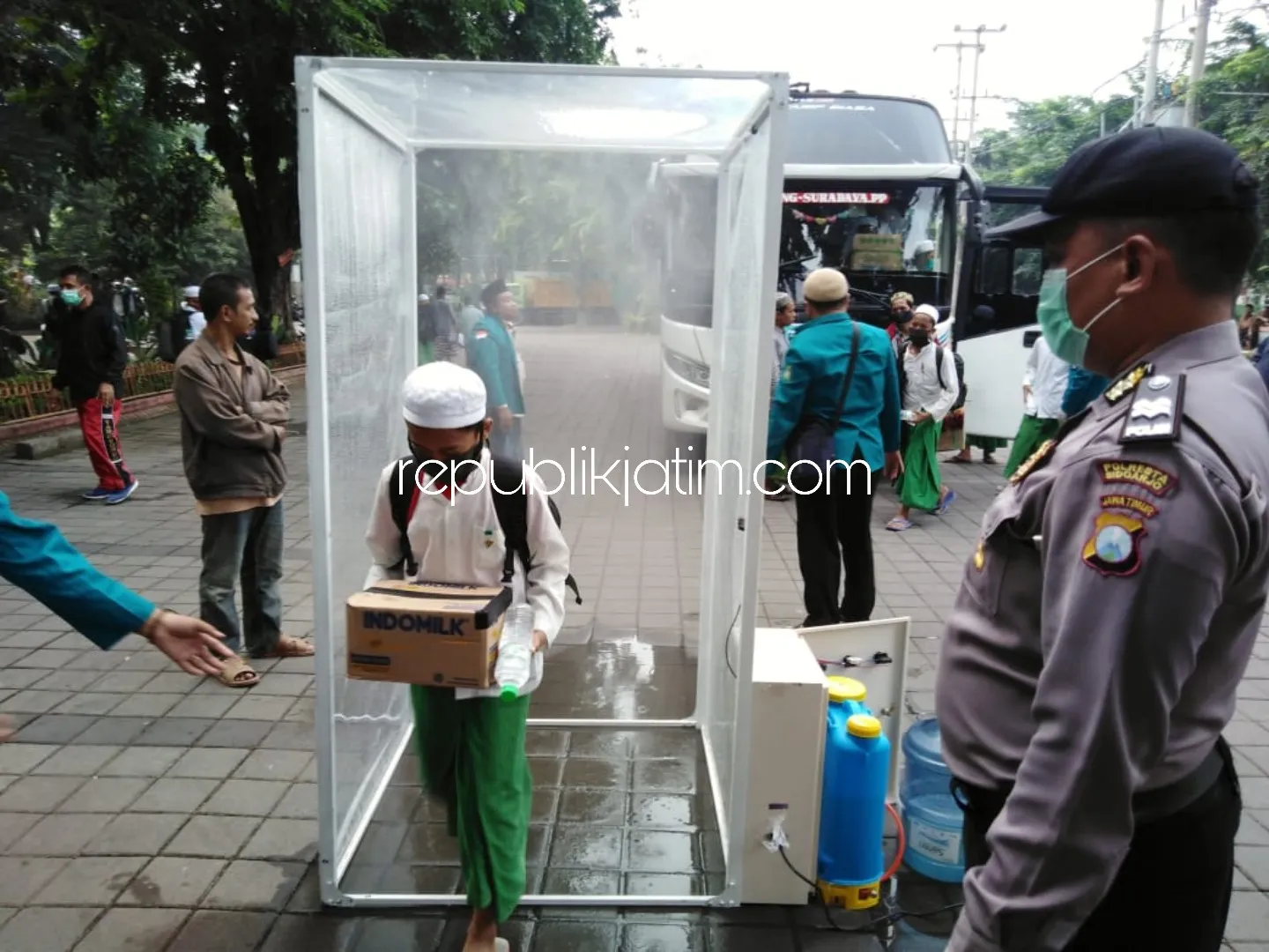 Pulang, Ratusan Santri Sidogiri Diperiksa Kesehatan dan Disemprot Disinfektan