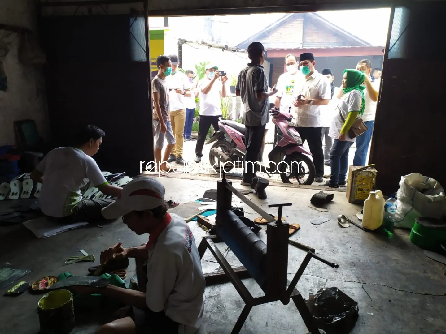 BHS : Fogging di Wedoro Waru Untuk Selamatkan Produktifitas Kampung Industri Sandal