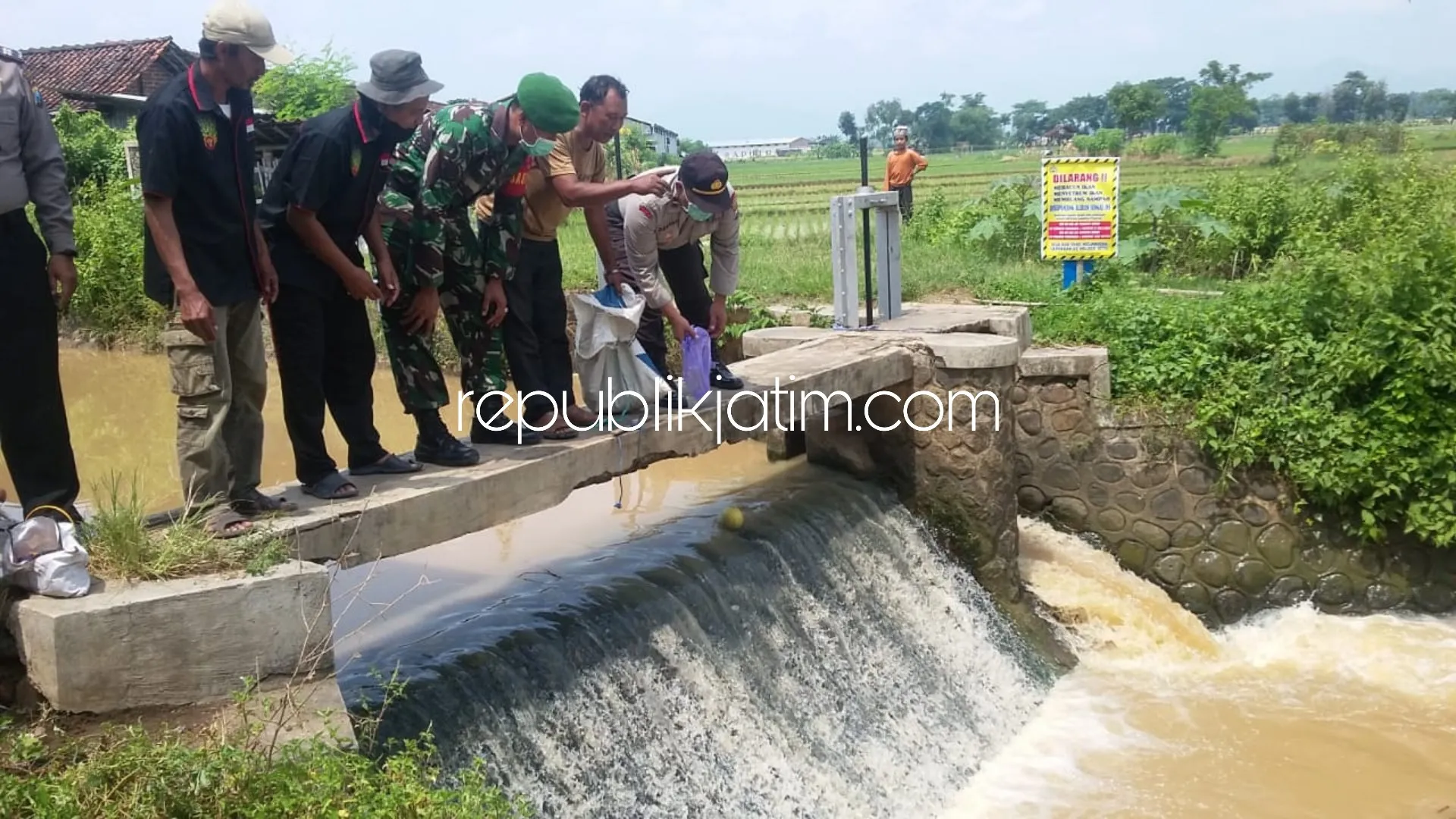 Kerap Jadi Pembuangan Sampah, Warga Pasang Banner Peringatan dan Tabur Benih Ikan di Sungai Jetis