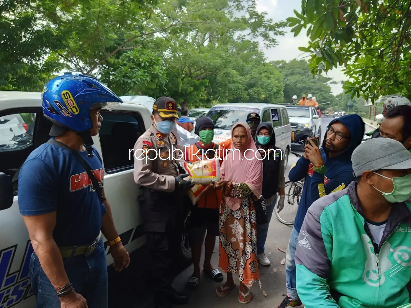 Cegah Covid-19, Ajak Komunitas Baksos Bagi Sembako Sambil Semprot Disinfektan