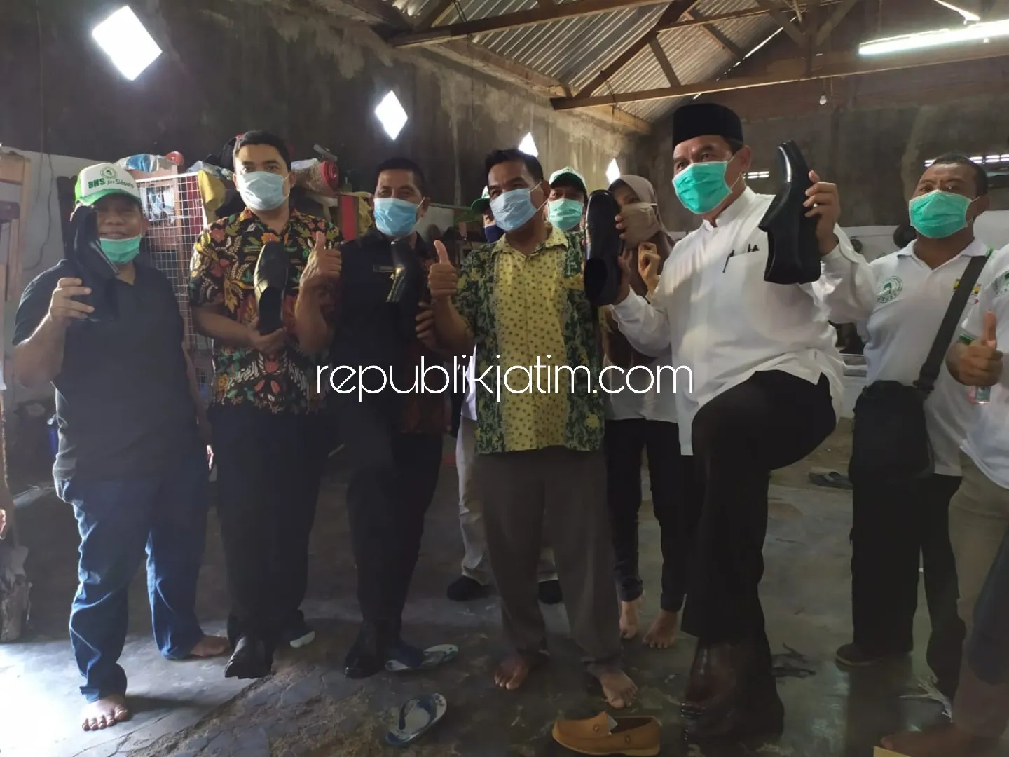 Kembangkan Industri Rumahan, BHS Dorong Karyawan Pabrik Gunakan Sepatu Produk UMKM Sidoarjo