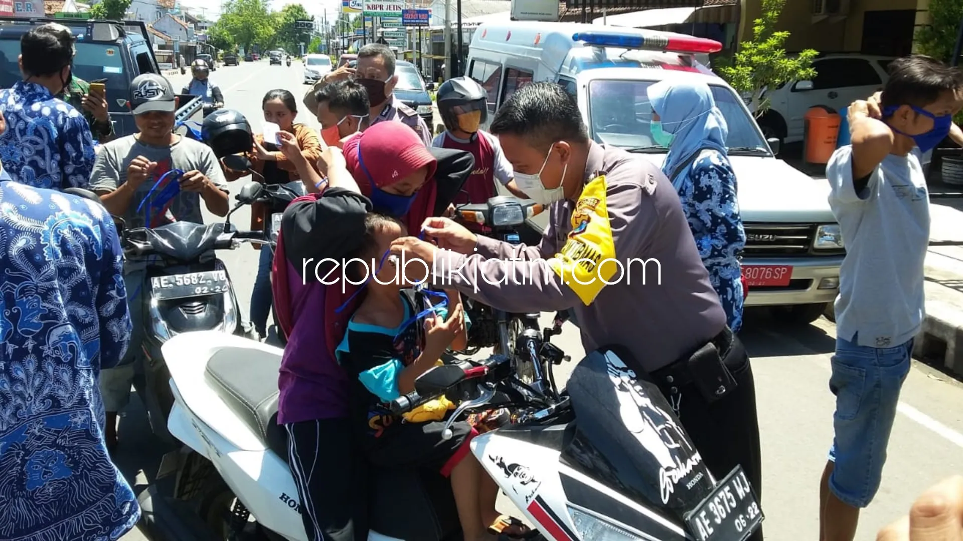 Putus Rantai Penyebaran Covid-19, Polsek Jetis Bagikan Masker Gratis