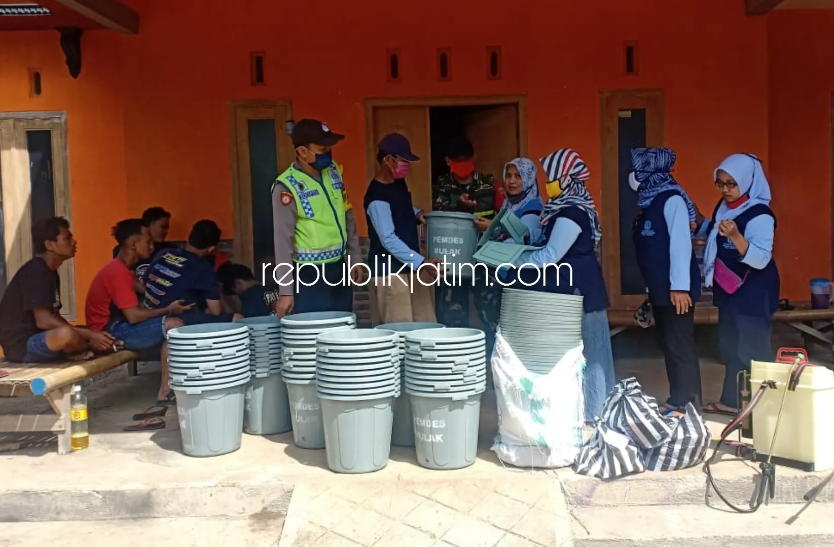 Lawan Covid-19, Tiga Pilar Desa di Ponorogo Bagikan Ember Untuk Warga